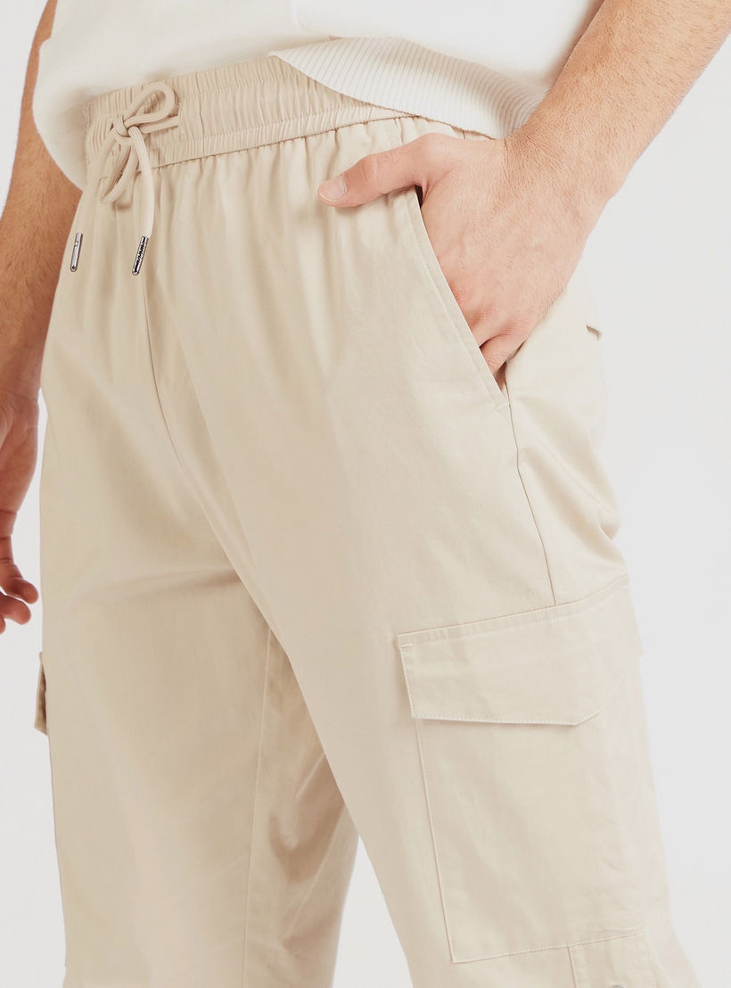 بنطلون سادة برباط وجيوب من آيكونيك-men-clothing-bottoms-trousersandchinos-trousers-image-3