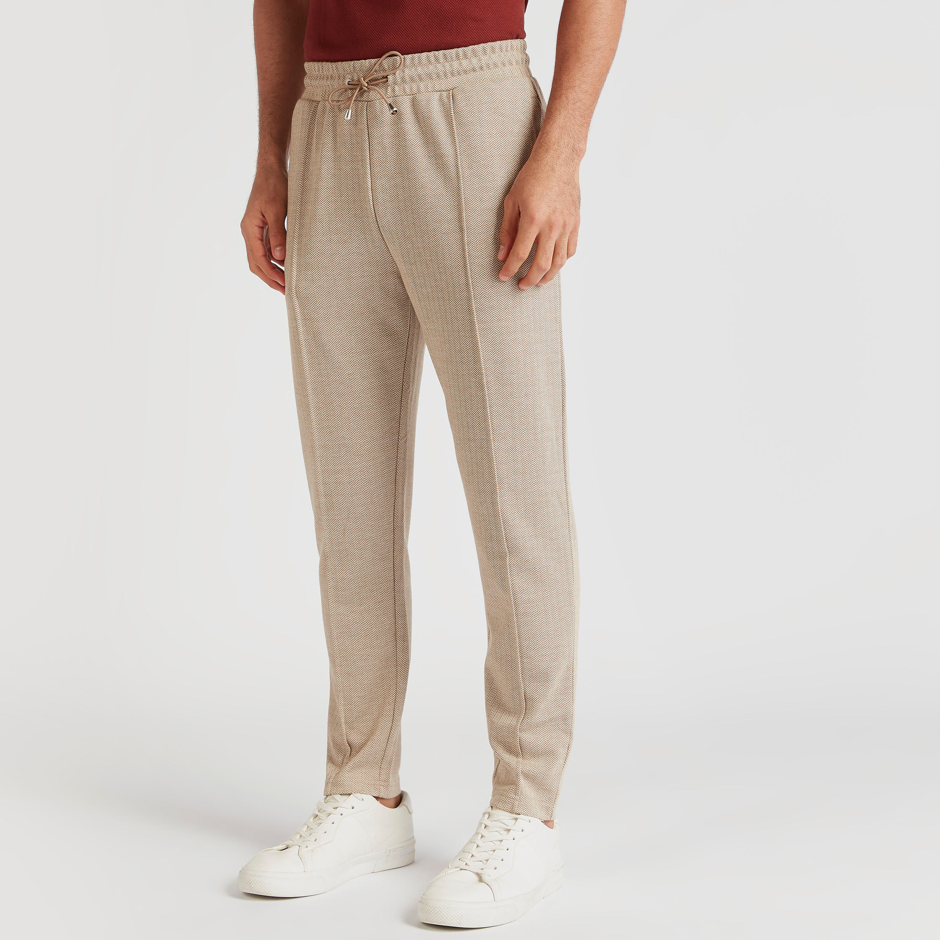 بنطلون رياضي بخصر فليكسي بارز الملمس ورباط وجيوب-men-clothing-bottoms-trousersandchinos-trousers-image-1