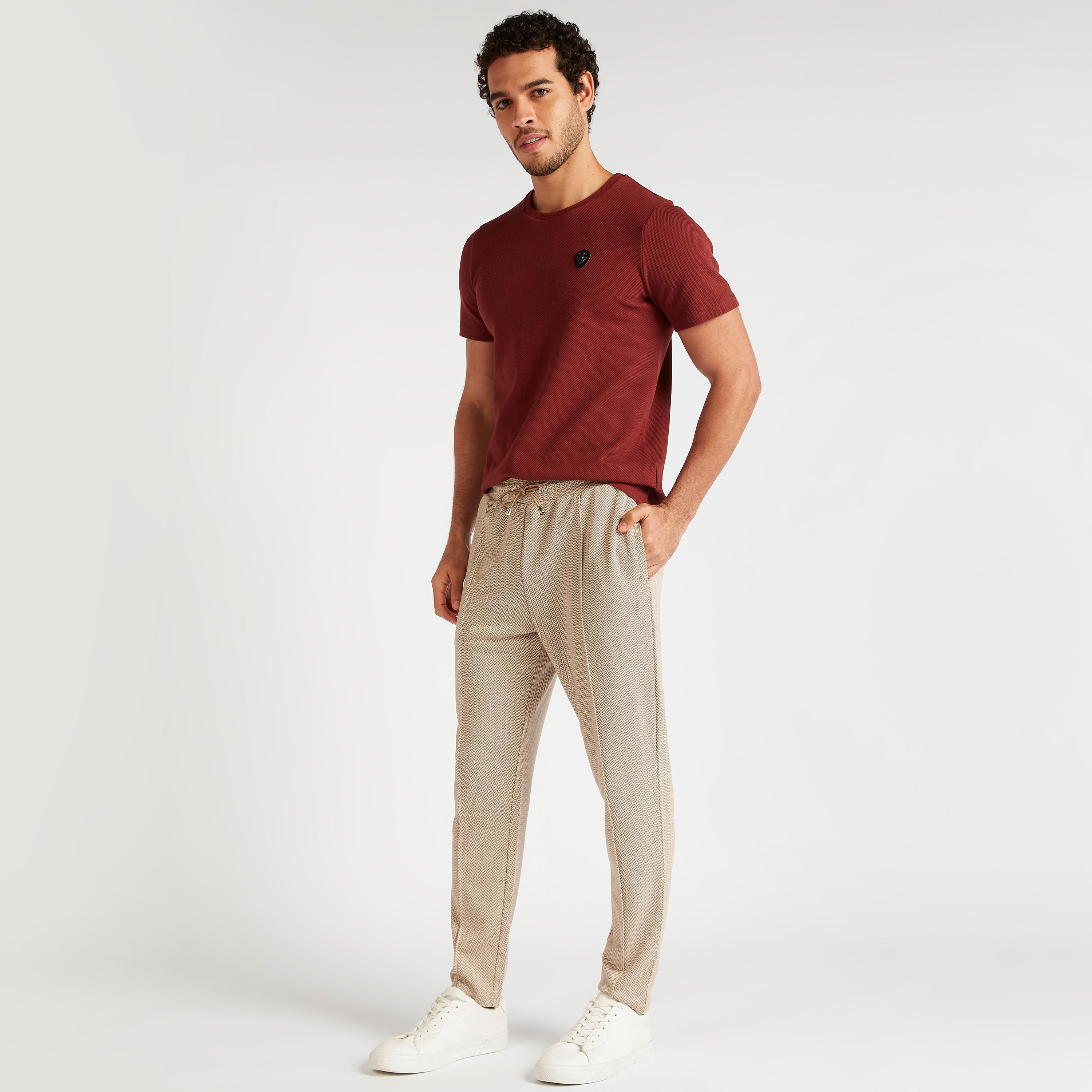 بنطلون رياضي بخصر فليكسي بارز الملمس ورباط وجيوب-men-clothing-bottoms-trousersandchinos-trousers-image-2