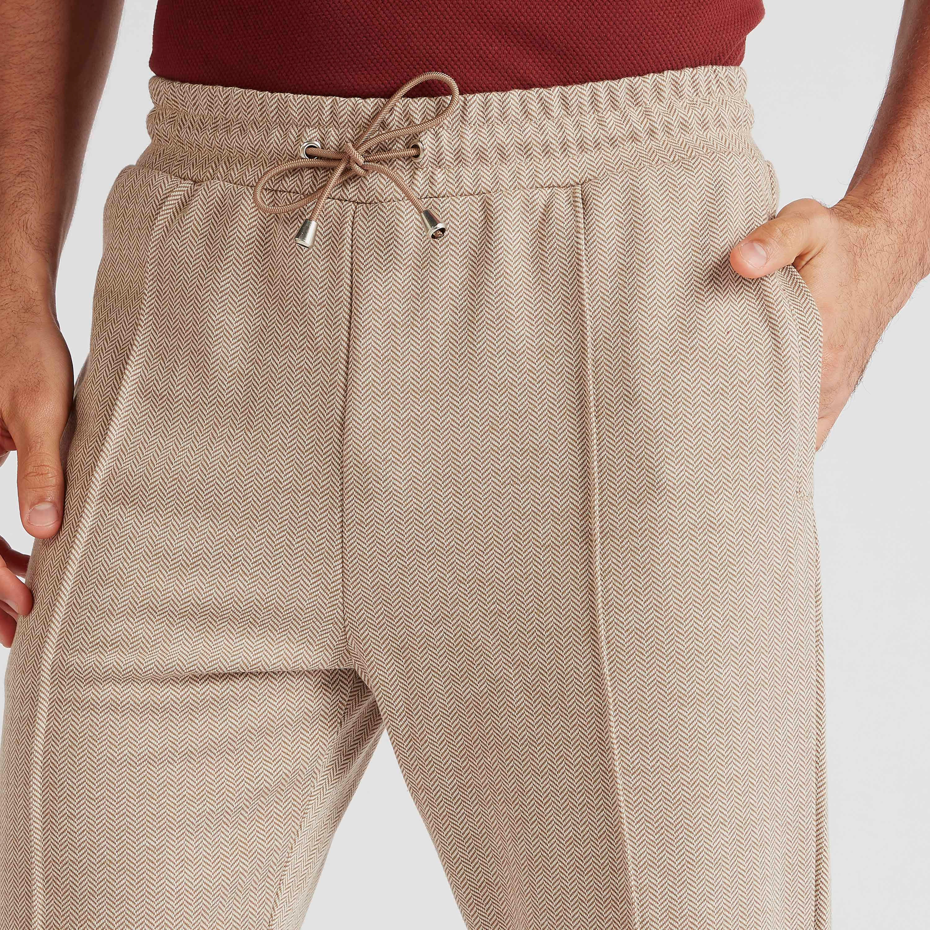 بنطلون رياضي بخصر فليكسي بارز الملمس ورباط وجيوب-men-clothing-bottoms-trousersandchinos-trousers-image-3