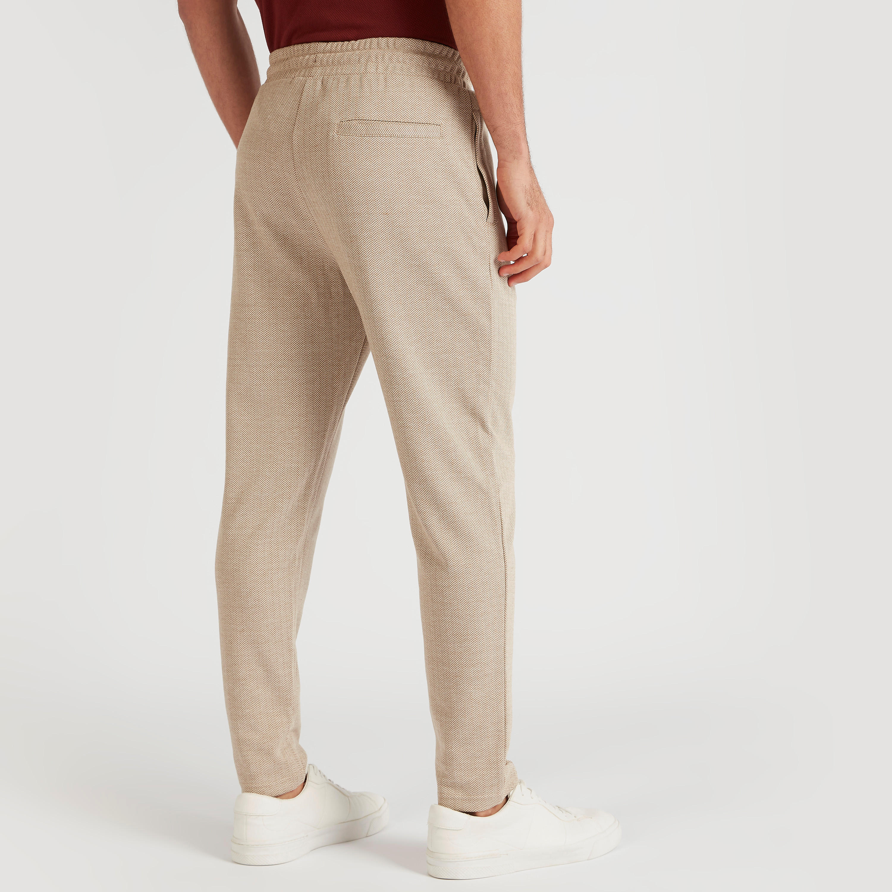 بنطلون رياضي بخصر فليكسي بارز الملمس ورباط وجيوب-men-clothing-bottoms-trousersandchinos-trousers-image-4