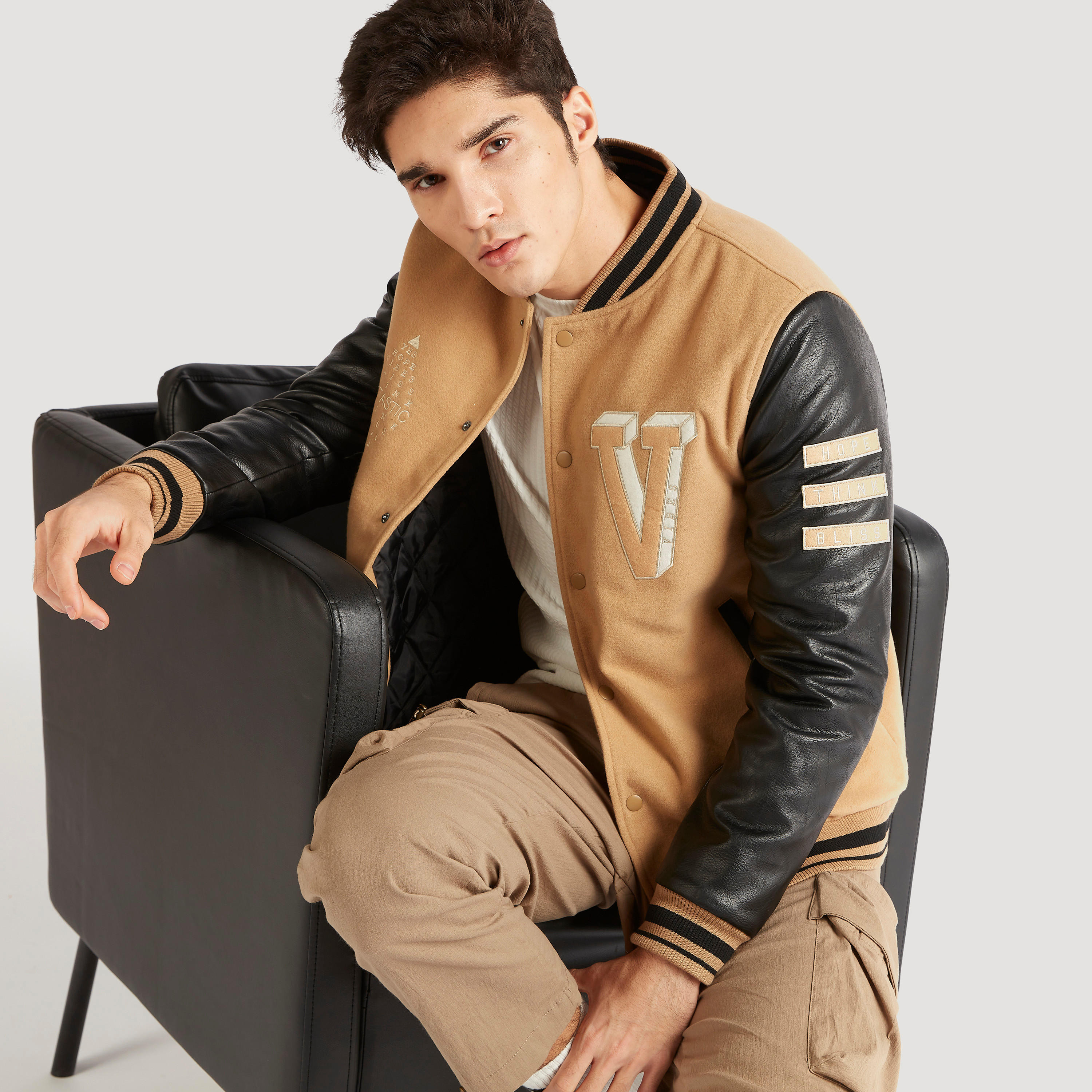 جاكيت خفيف مطرز بجيب وأزرار إغلاق من آيكونيك-men-clothing-jacketsandblazers-jackets-image-10