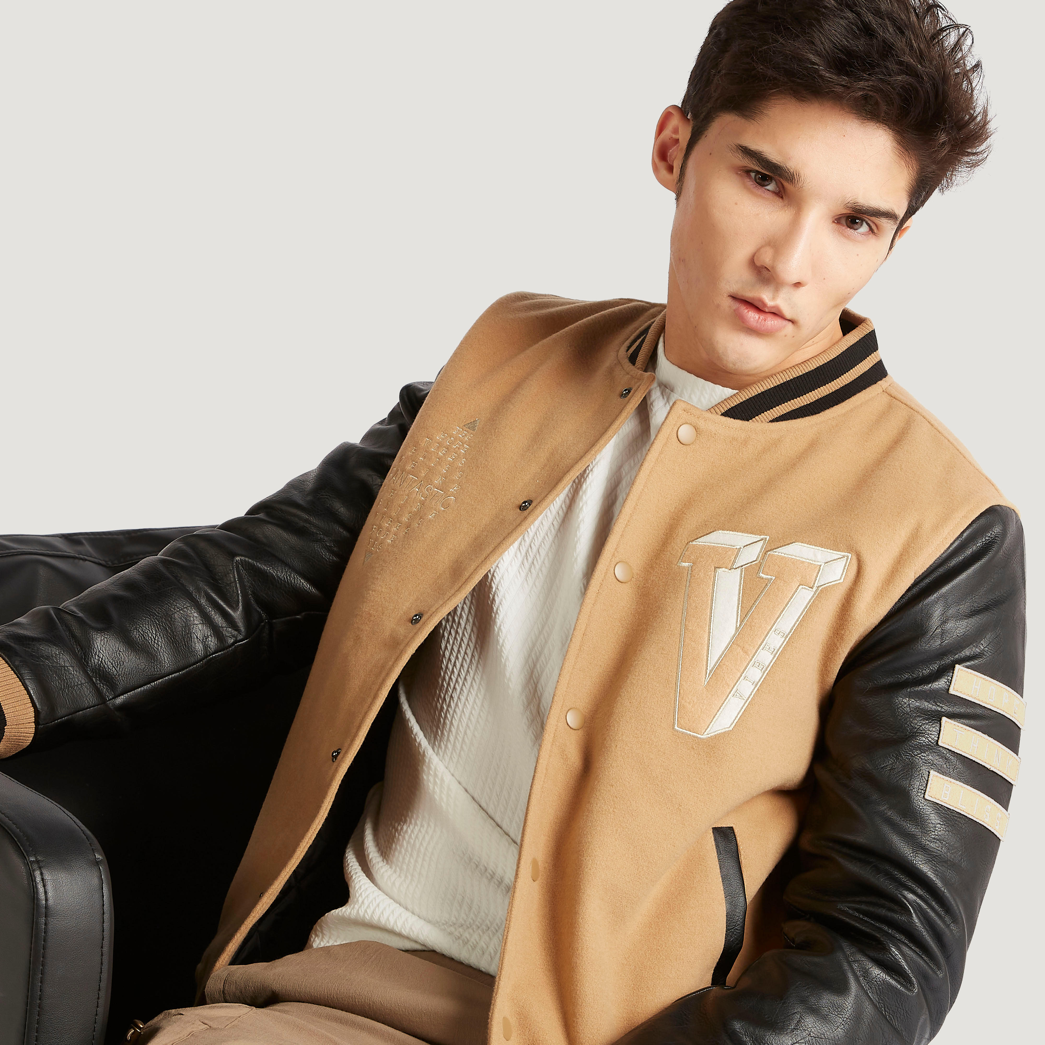 جاكيت خفيف مطرز بجيب وأزرار إغلاق من آيكونيك-men-clothing-jacketsandblazers-jackets-image-8