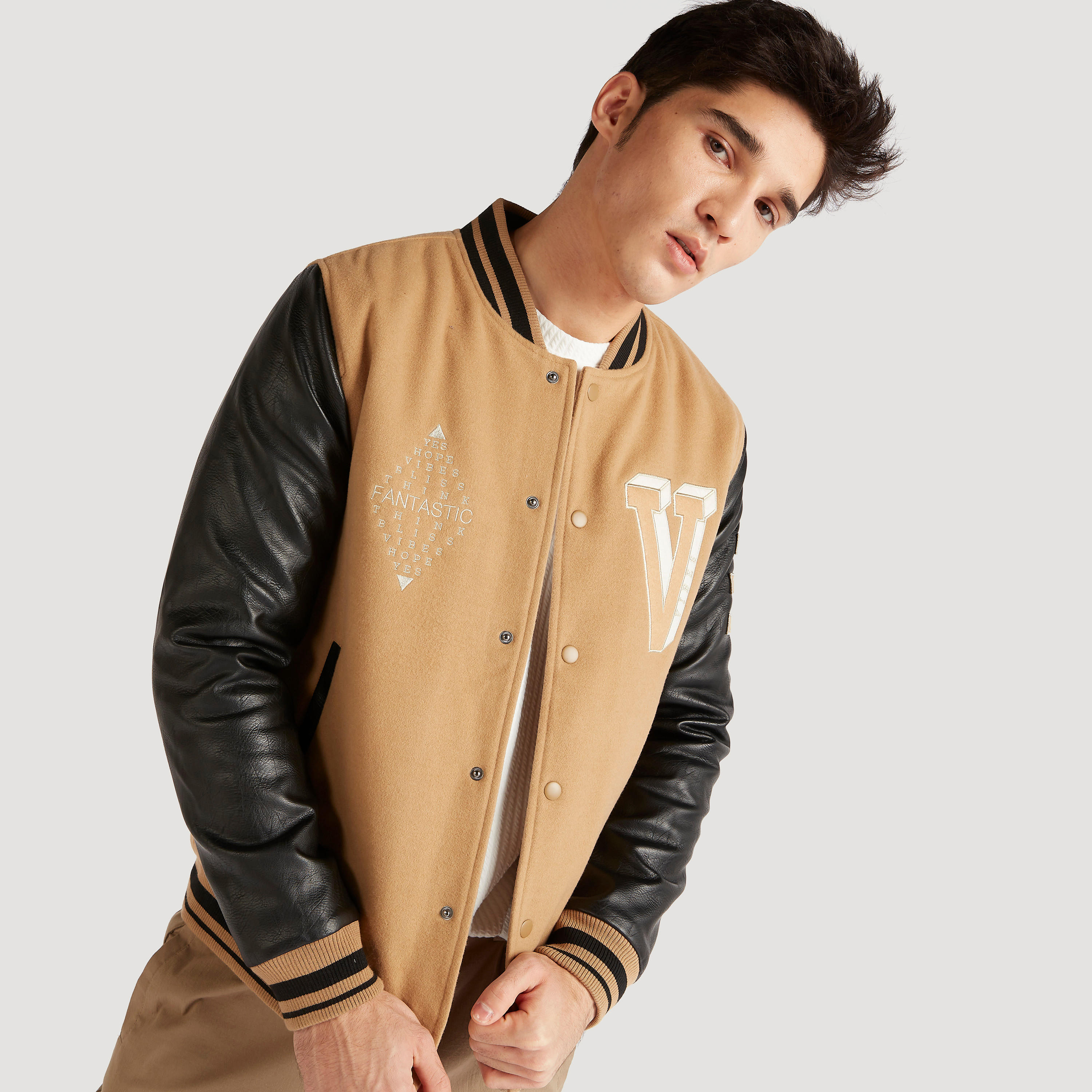 جاكيت خفيف مطرز بجيب وأزرار إغلاق من آيكونيك-men-clothing-jacketsandblazers-jackets-image-7