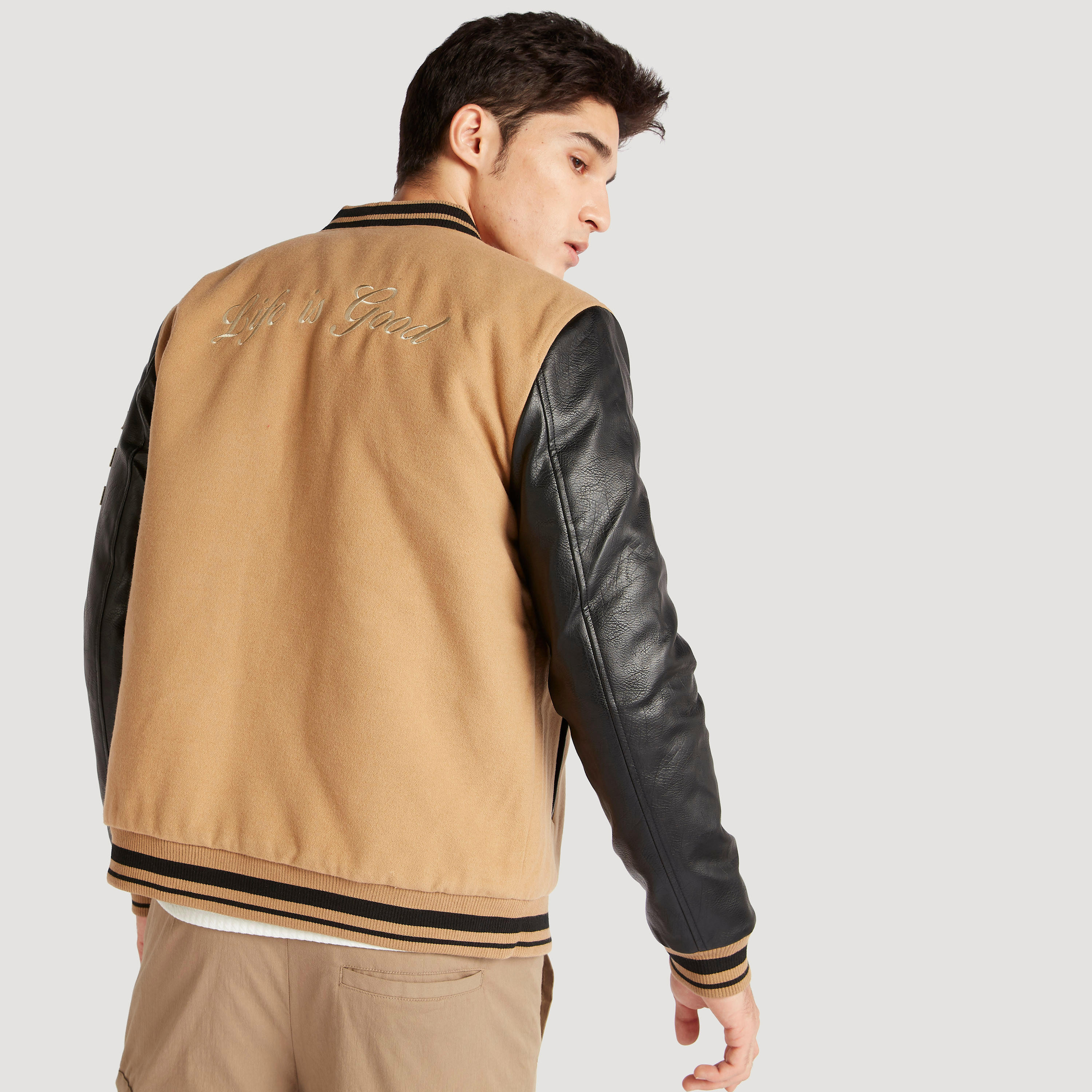 جاكيت خفيف مطرز بجيب وأزرار إغلاق من آيكونيك-men-clothing-jacketsandblazers-jackets-image-6