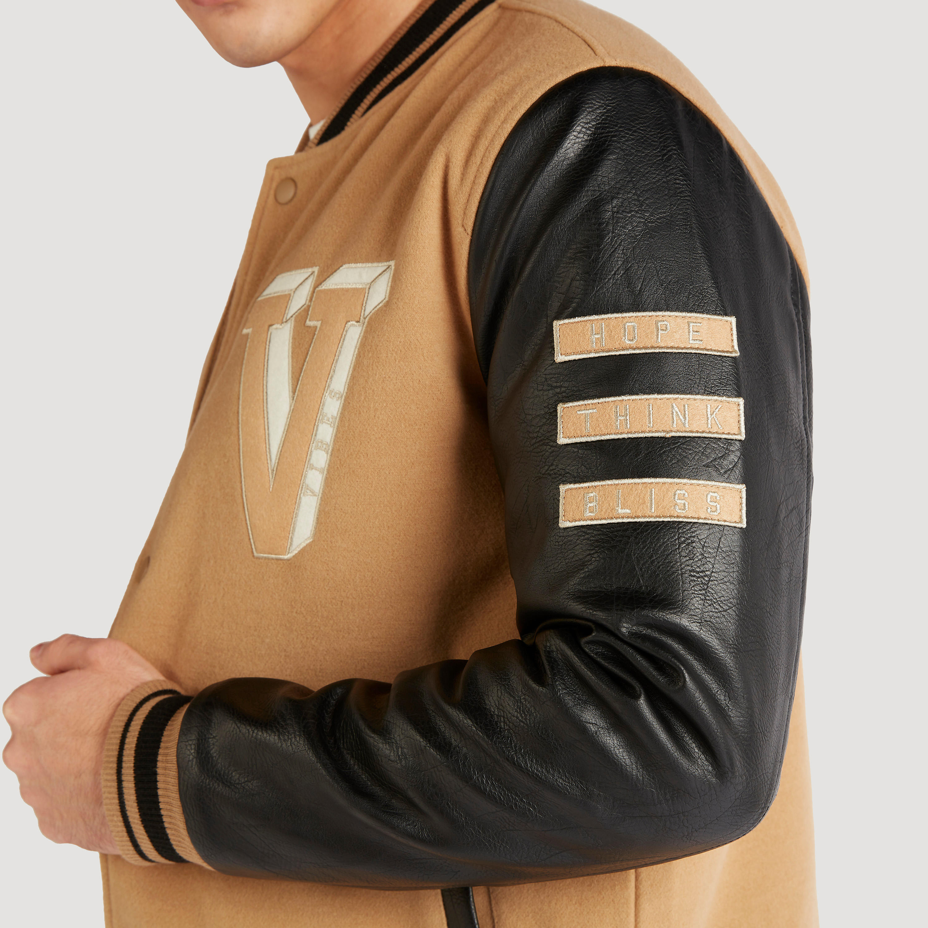 جاكيت خفيف مطرز بجيب وأزرار إغلاق من آيكونيك-men-clothing-jacketsandblazers-jackets-image-5