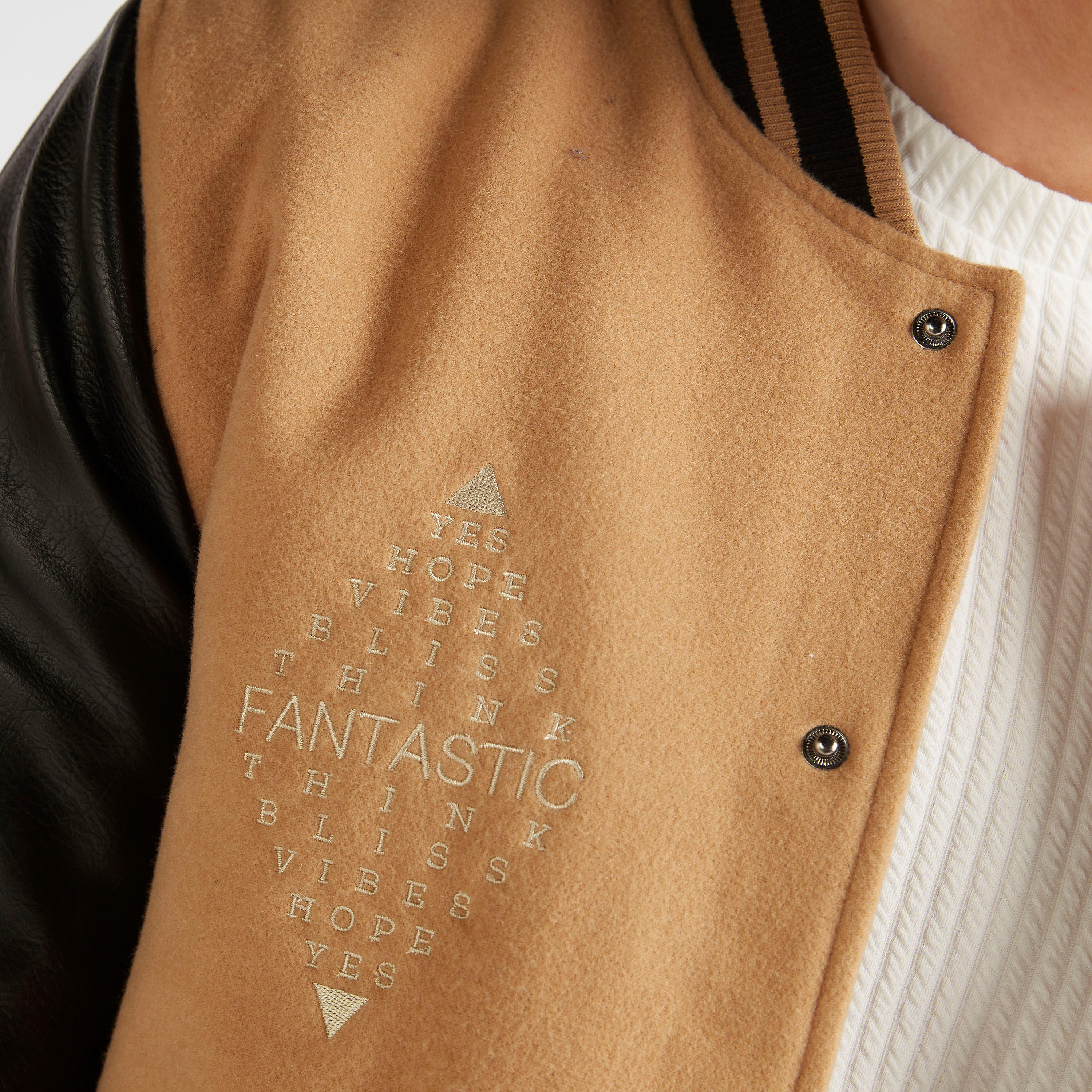 جاكيت خفيف مطرز بجيب وأزرار إغلاق من آيكونيك-men-clothing-jacketsandblazers-jackets-image-4