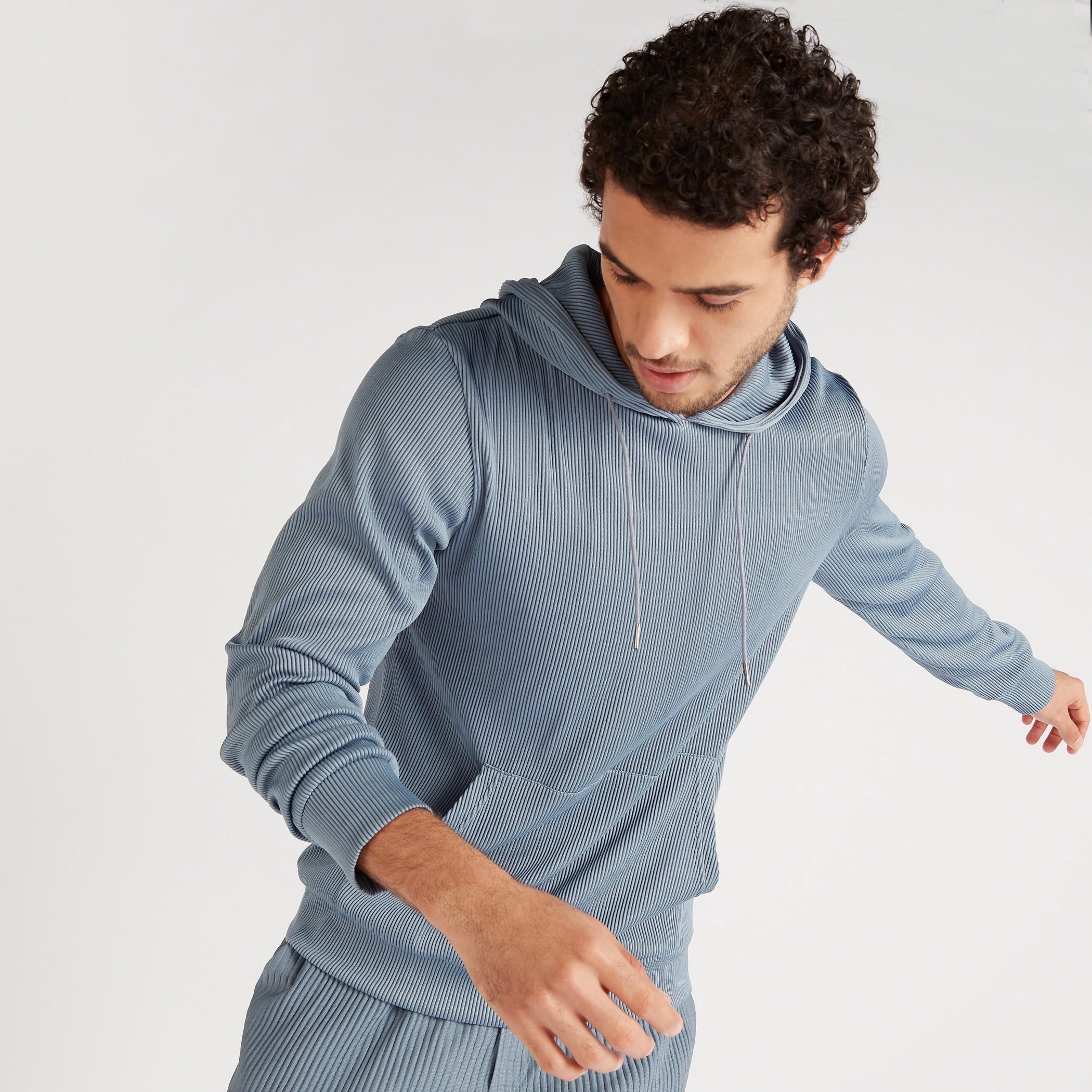 سويت شيرت مستدام بقبّعة وطبعات وجيوب كنغر من آيكونك-men-winterwear-hoodiesandsweatshirts-image-1