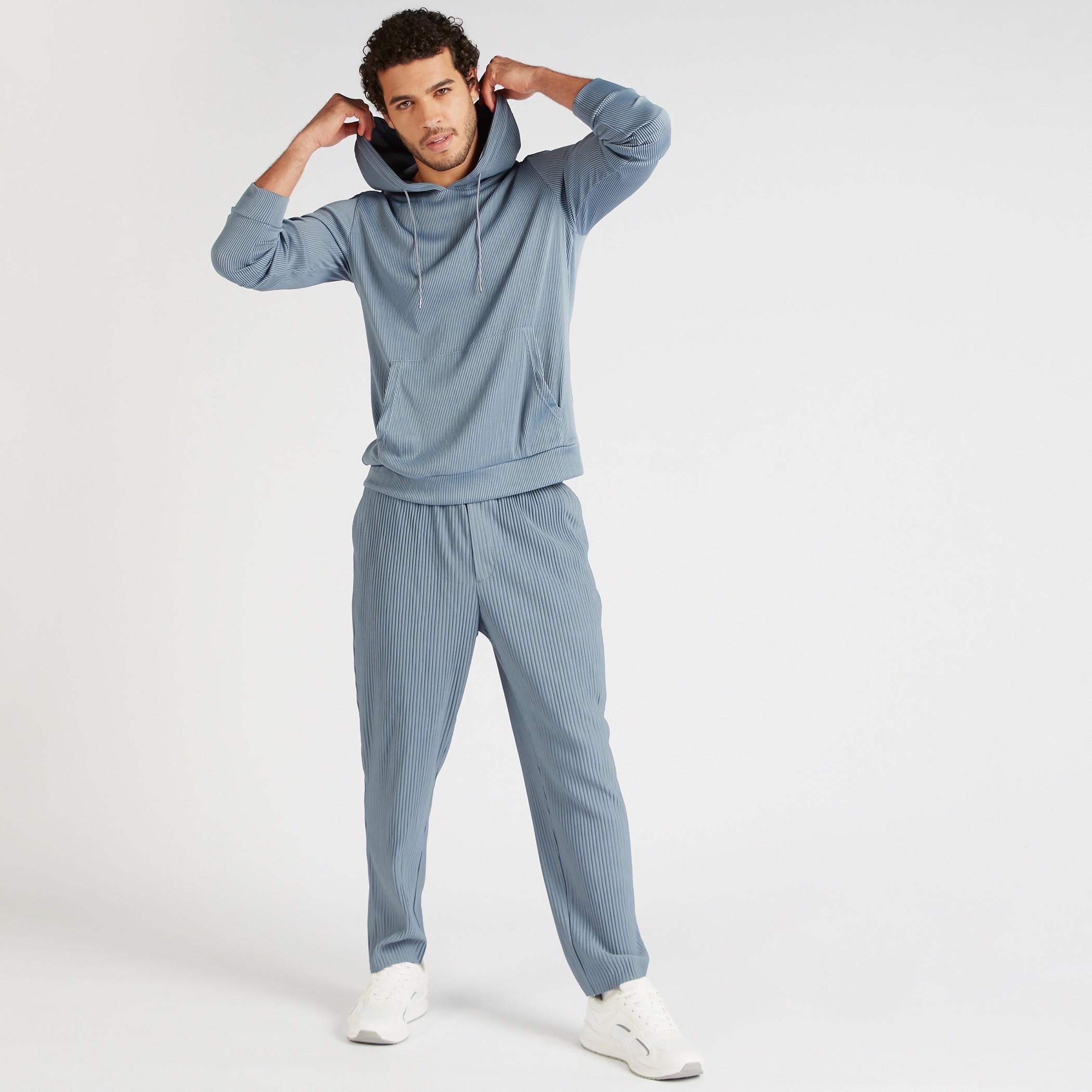سويت شيرت مستدام بقبّعة وطبعات وجيوب كنغر من آيكونك-men-winterwear-hoodiesandsweatshirts-image-2