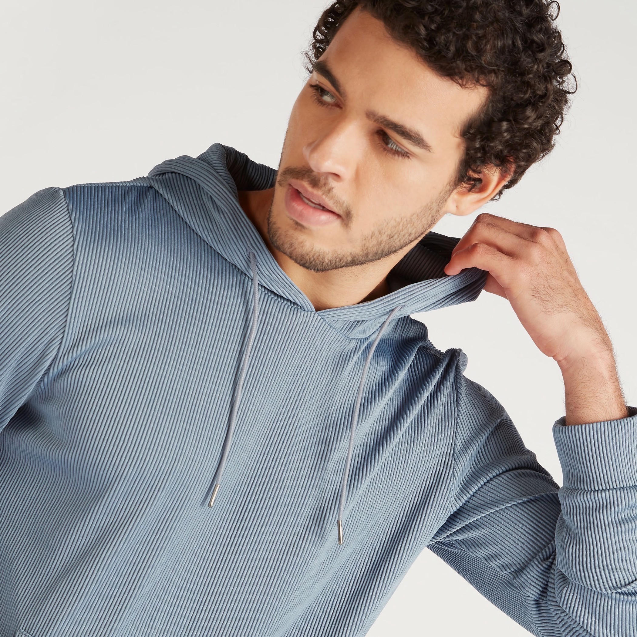 سويت شيرت مستدام بقبّعة وطبعات وجيوب كنغر من آيكونك-men-winterwear-hoodiesandsweatshirts-image-3