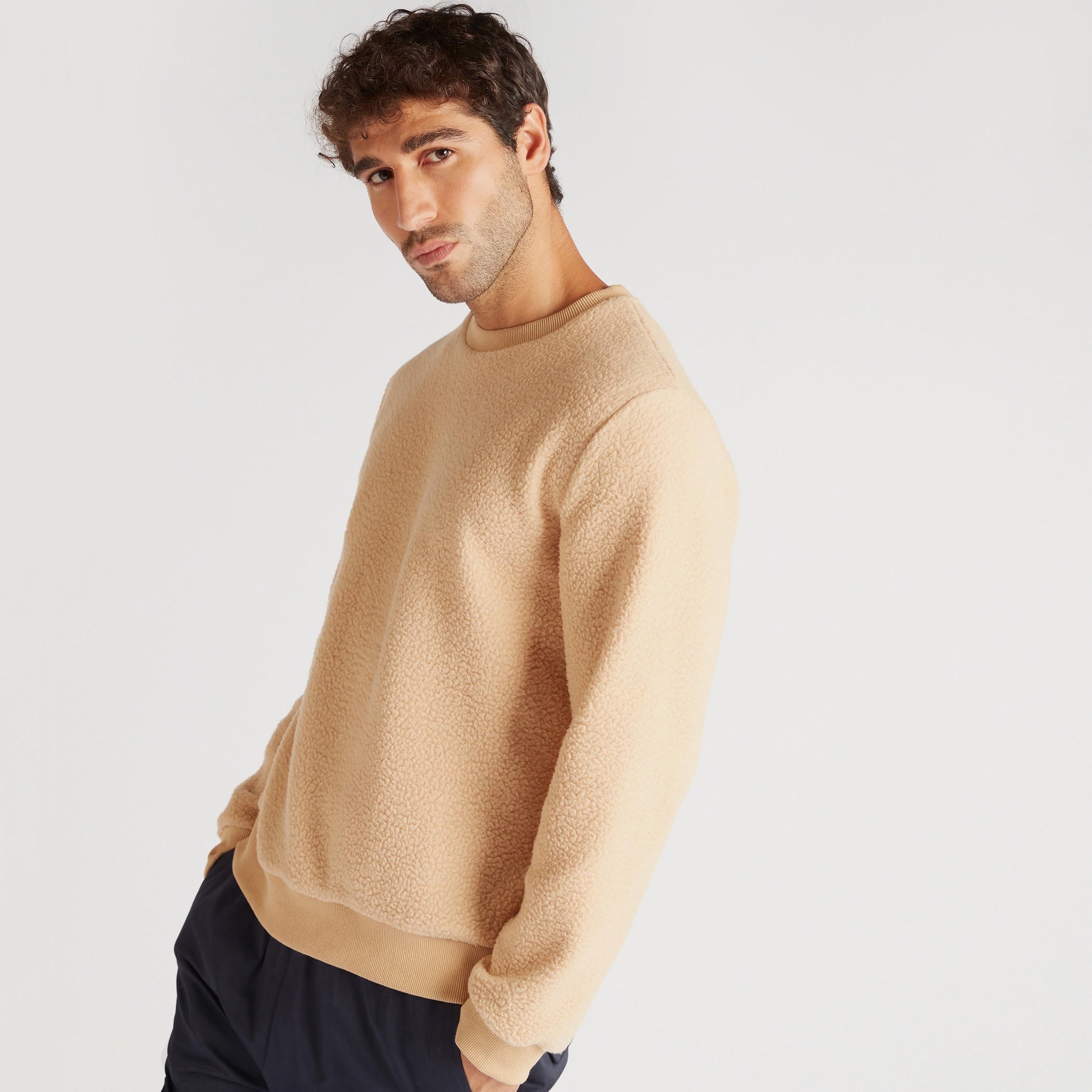 سويت شيرت بارز الملمس بياقة ضيّقة وأكمام طويلة-men-winterwear-hoodiesandsweatshirts-image-2