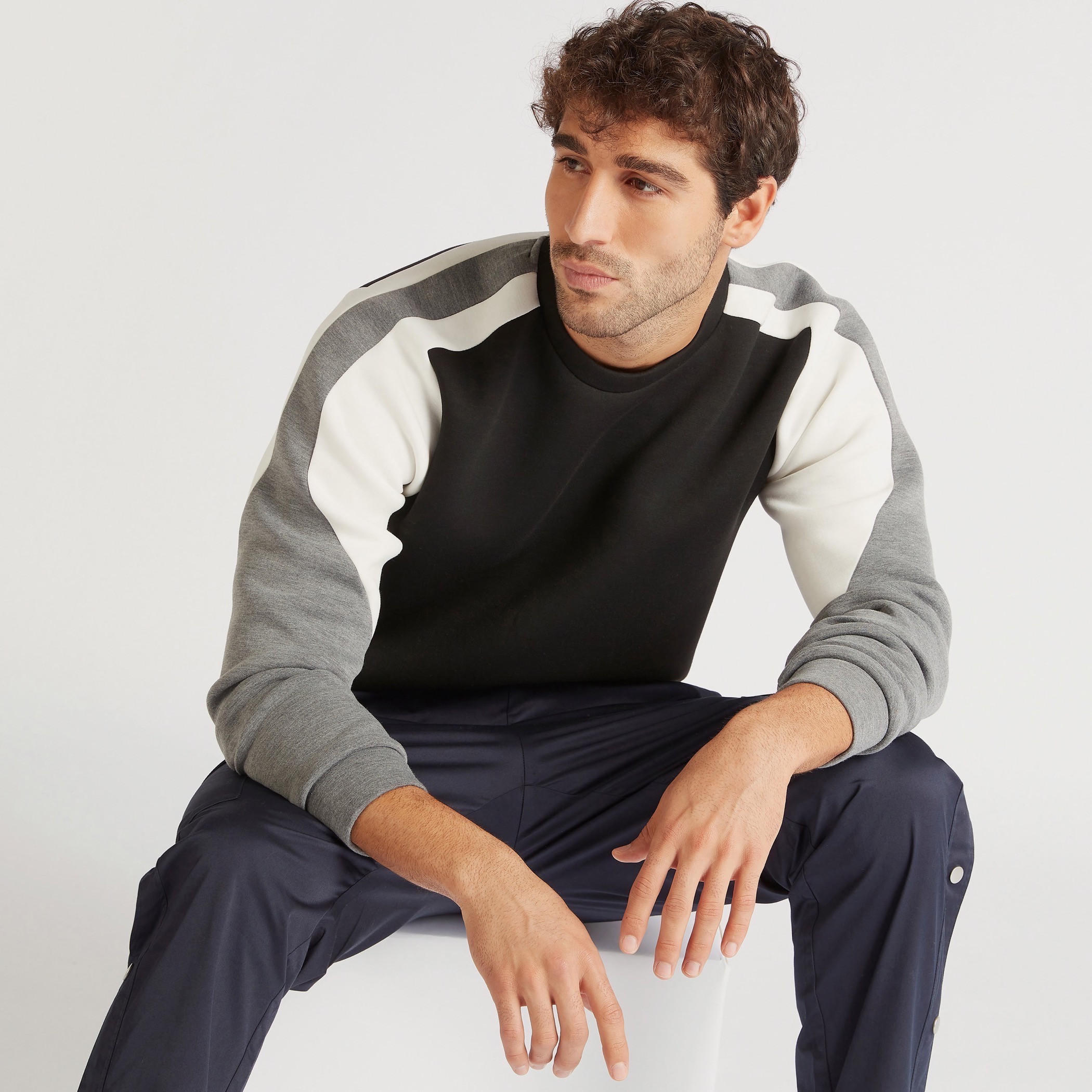 سويت شيرت بياقة مستديرة وقوالب ملوّنة-men-winterwear-hoodiesandsweatshirts-image-1