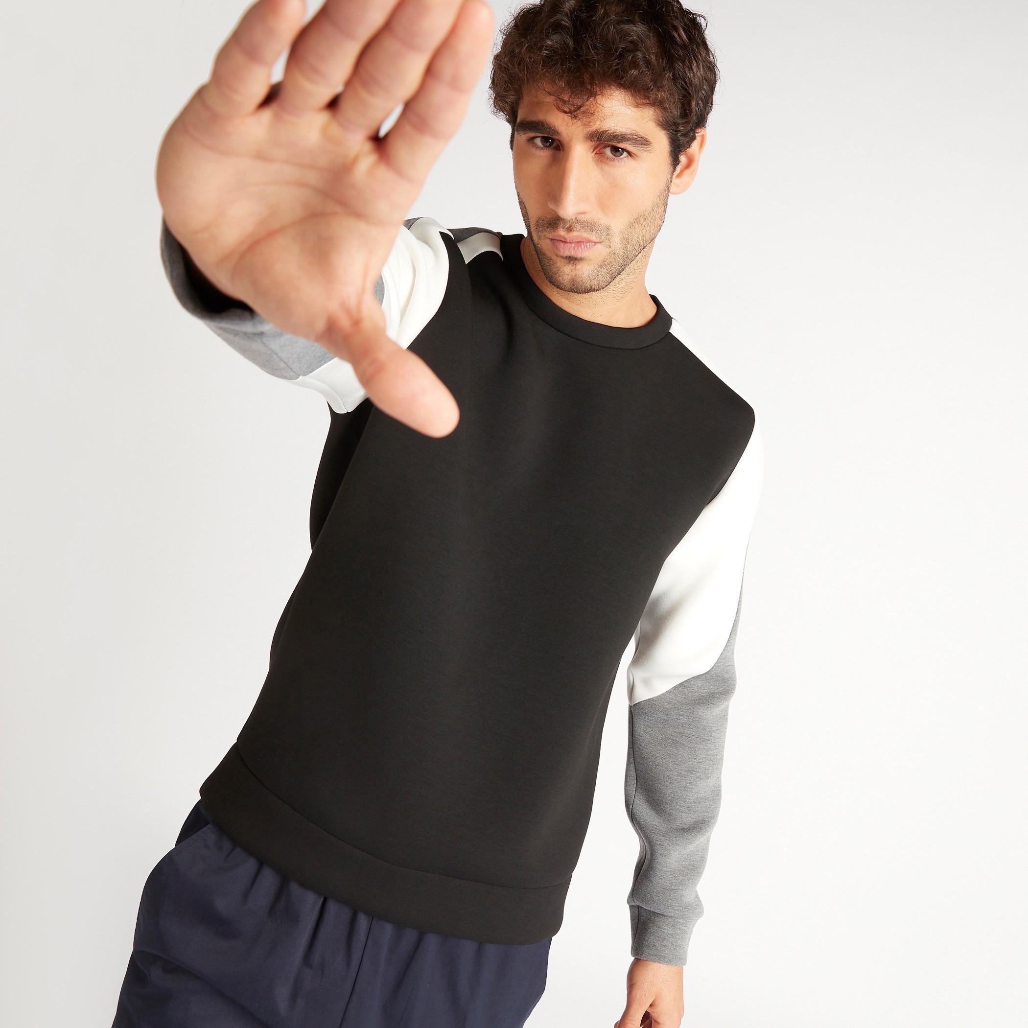 سويت شيرت بياقة مستديرة وقوالب ملوّنة-men-winterwear-hoodiesandsweatshirts-image-2