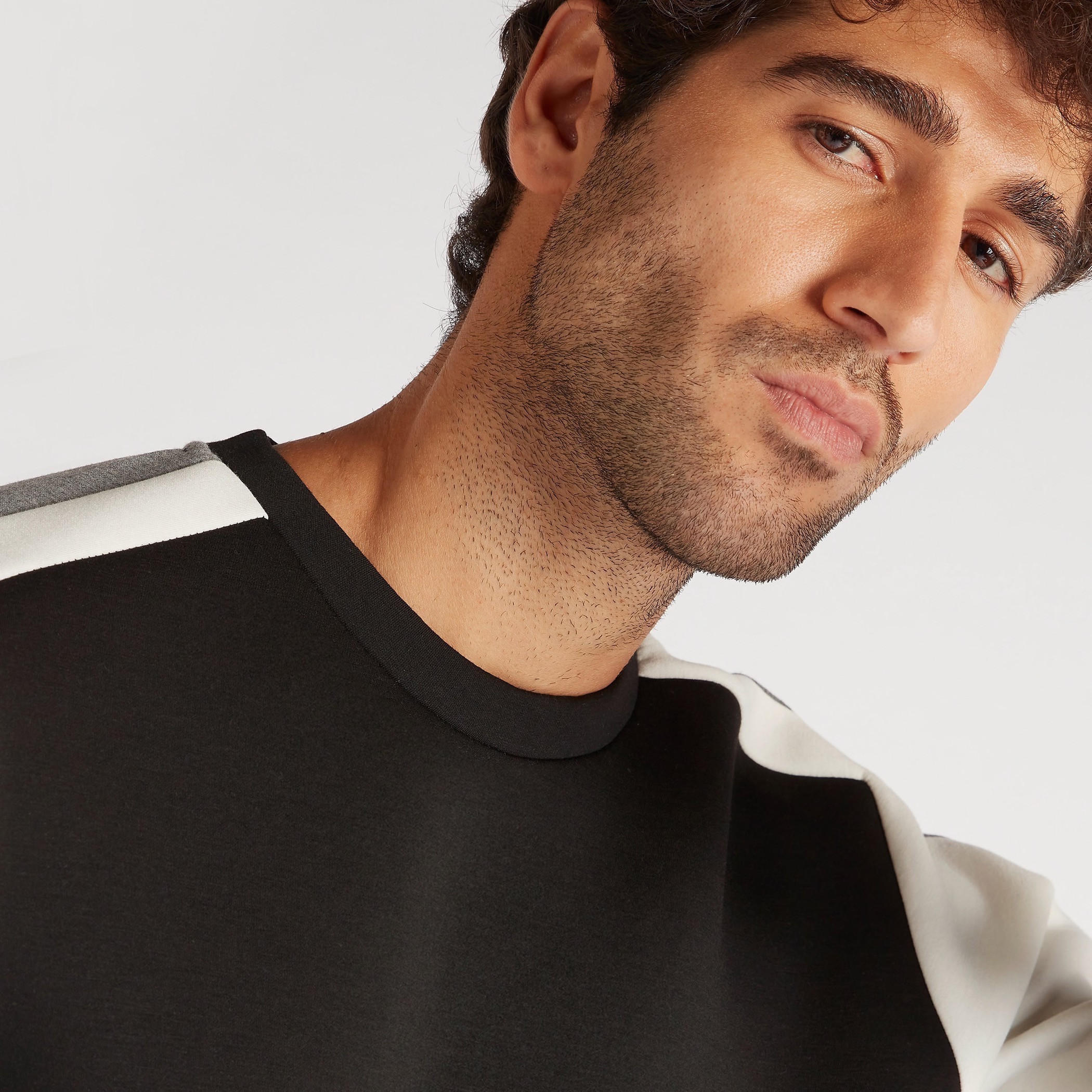سويت شيرت بياقة مستديرة وقوالب ملوّنة-men-winterwear-hoodiesandsweatshirts-image-3