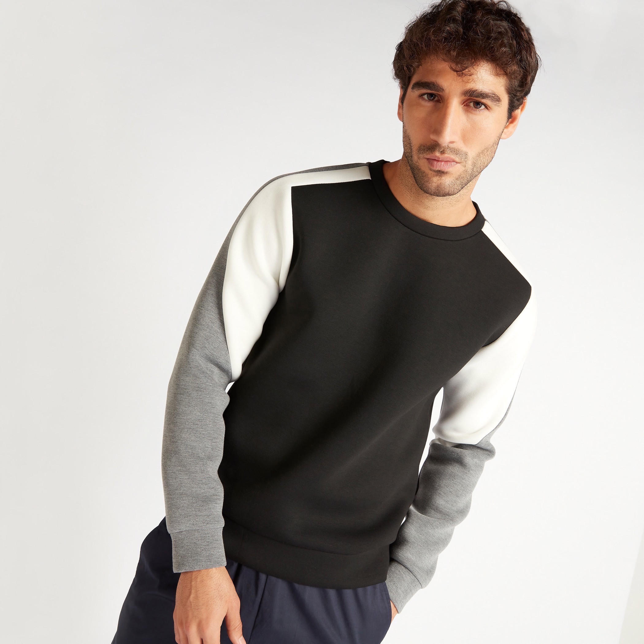سويت شيرت بياقة مستديرة وقوالب ملوّنة-men-winterwear-hoodiesandsweatshirts-image-6