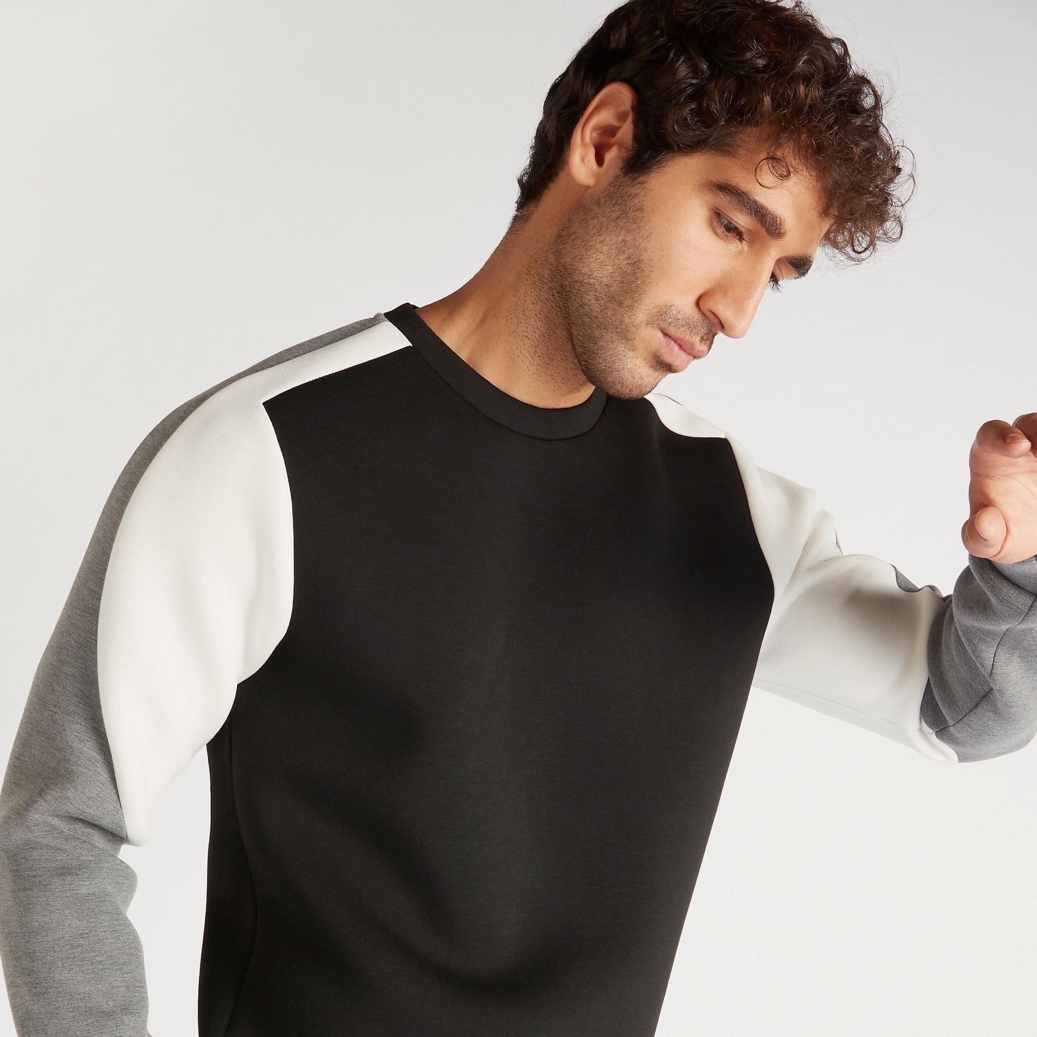 سويت شيرت بياقة مستديرة وقوالب ملوّنة-men-winterwear-hoodiesandsweatshirts-image-7