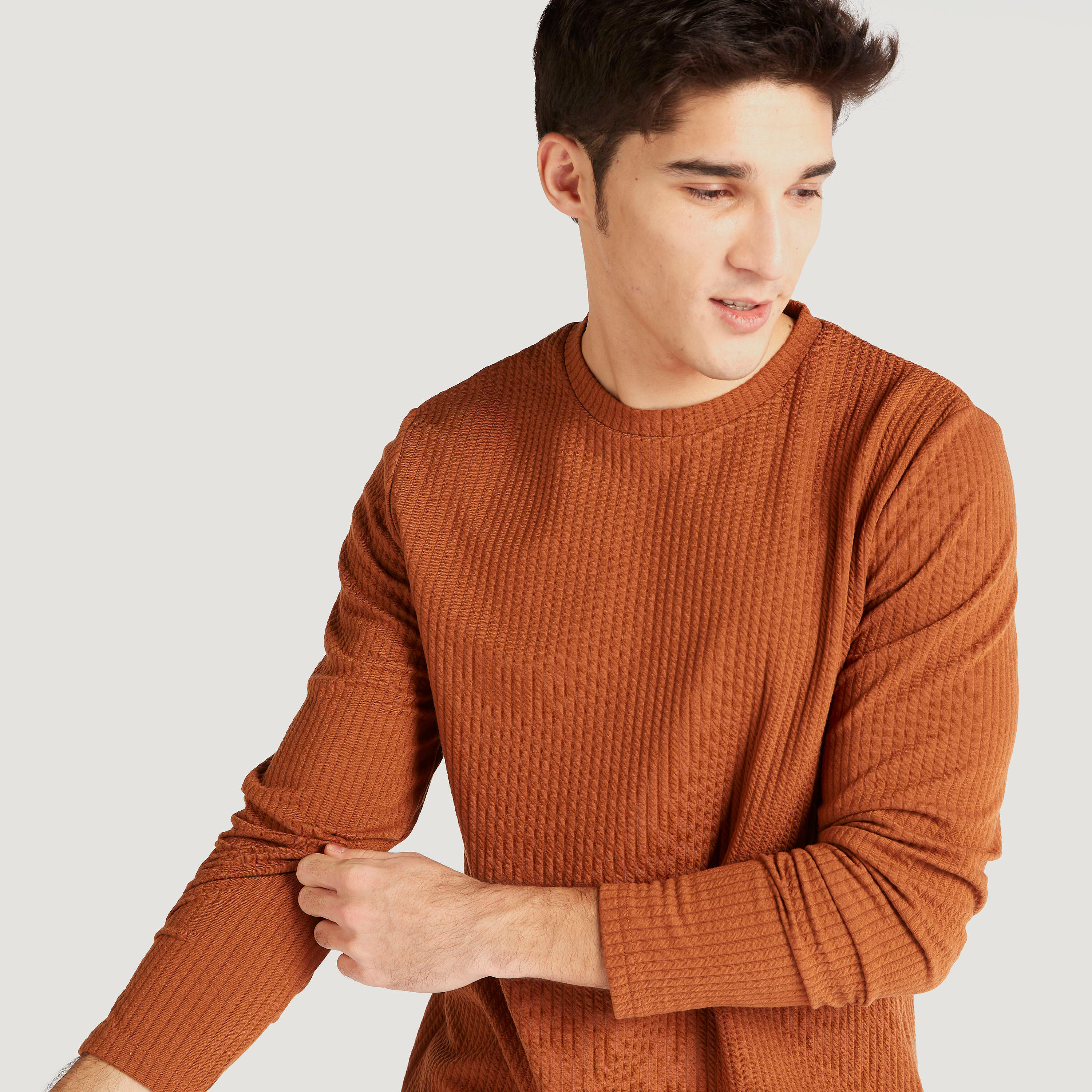 تيشيرت مضلّع بياقة ضيّقة وأكمام طويلة من آيكونيك-men-clothing-tshirtsandpolos-tshirts-image-2