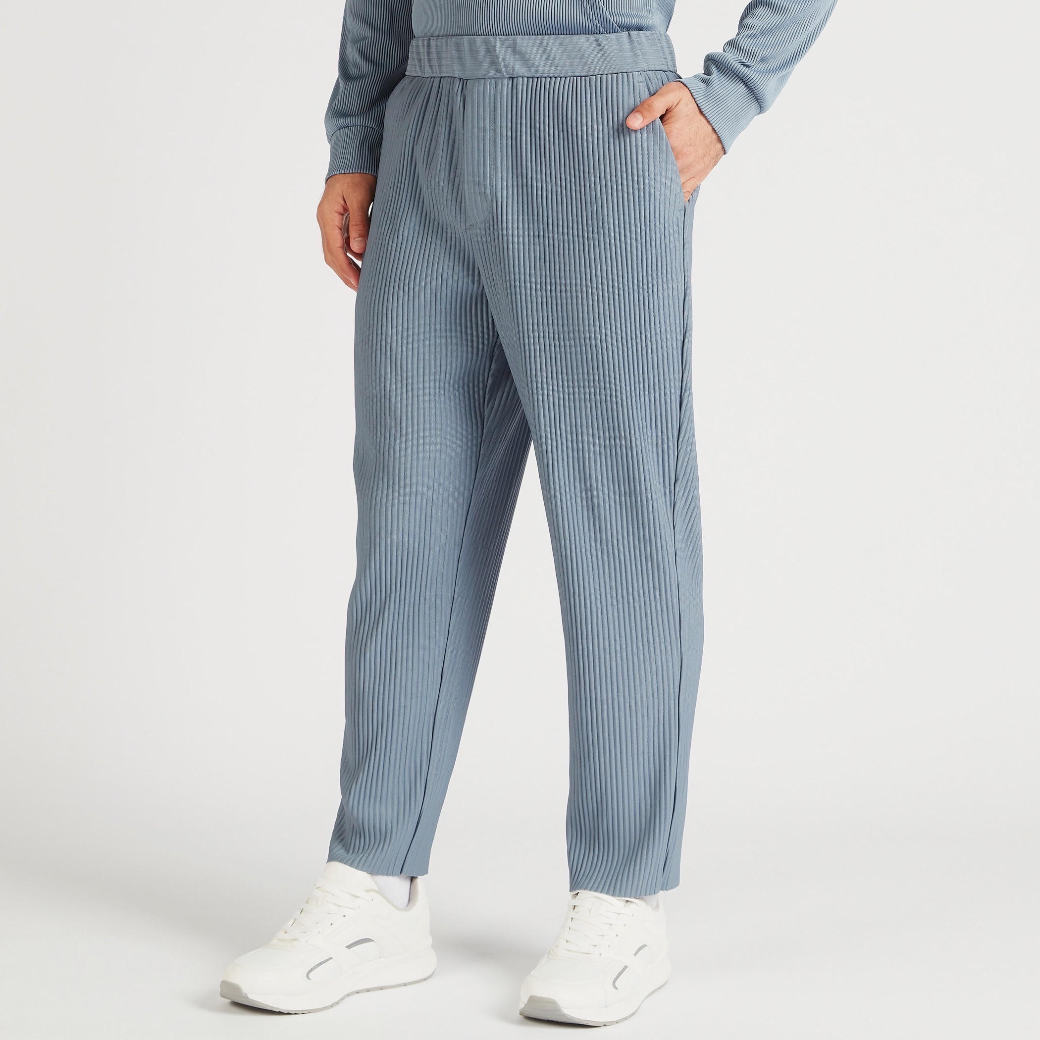 بنطلون مستدام بارز الملمس بخصر مرن وجيوب من آيكونيك-men-clothing-bottoms-trousersandchinos-trousers-image-1