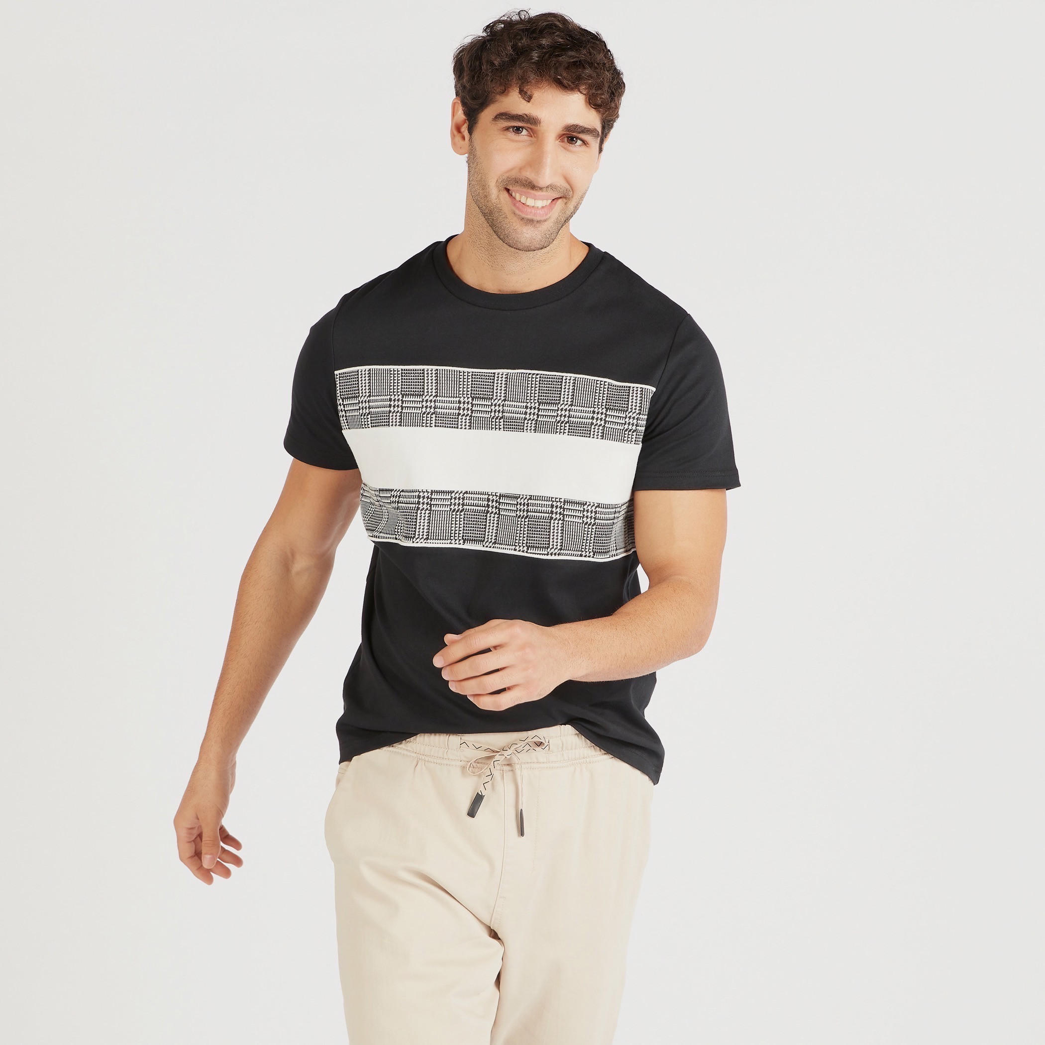 تيشيرت بياقة ضيّقة وأكمام قصيرة وطبعات من آيكونيك-men-clothing-tshirtsandpolos-tshirts-image-4