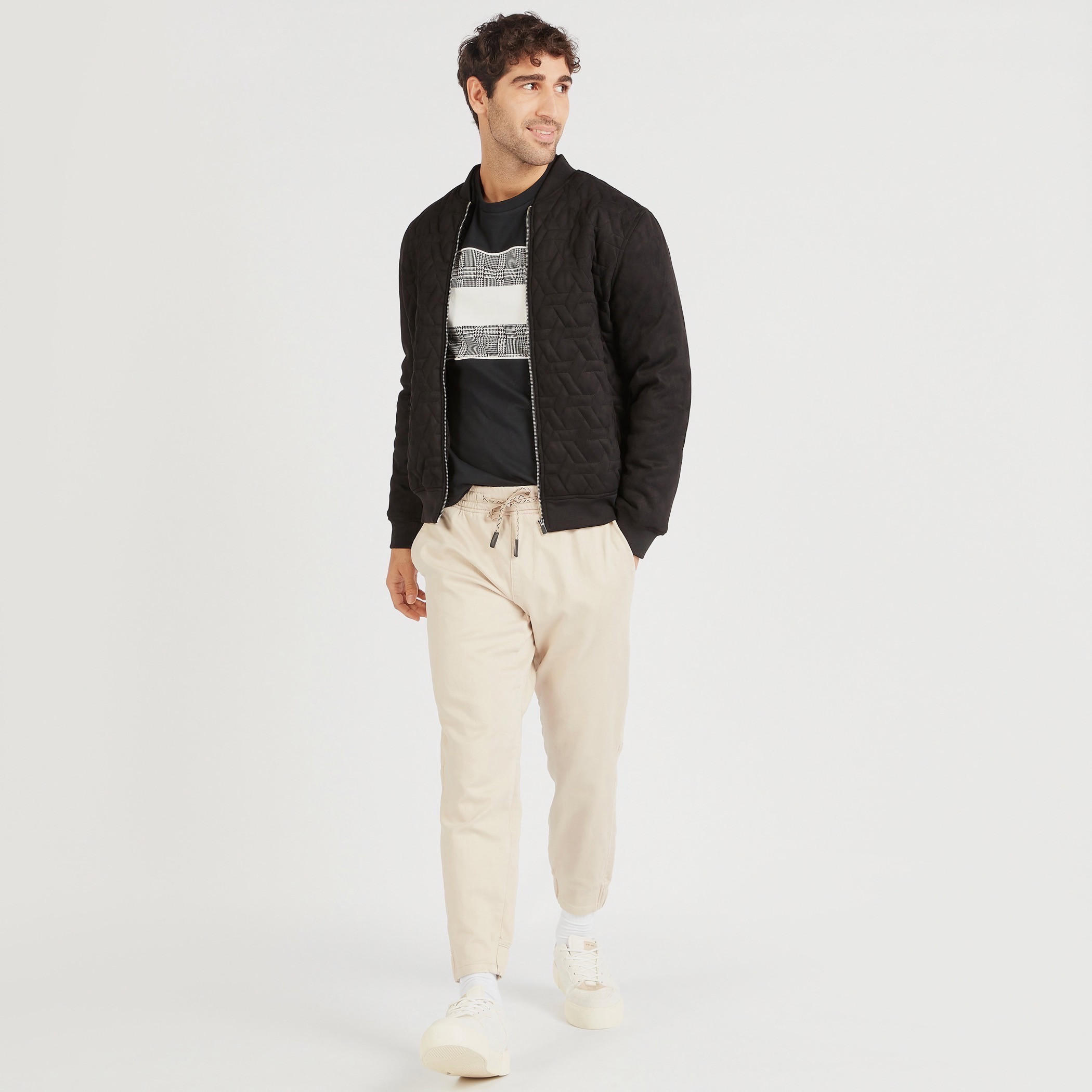 تيشيرت بياقة ضيّقة وأكمام قصيرة وطبعات من آيكونيك-men-clothing-tshirtsandpolos-tshirts-image-3