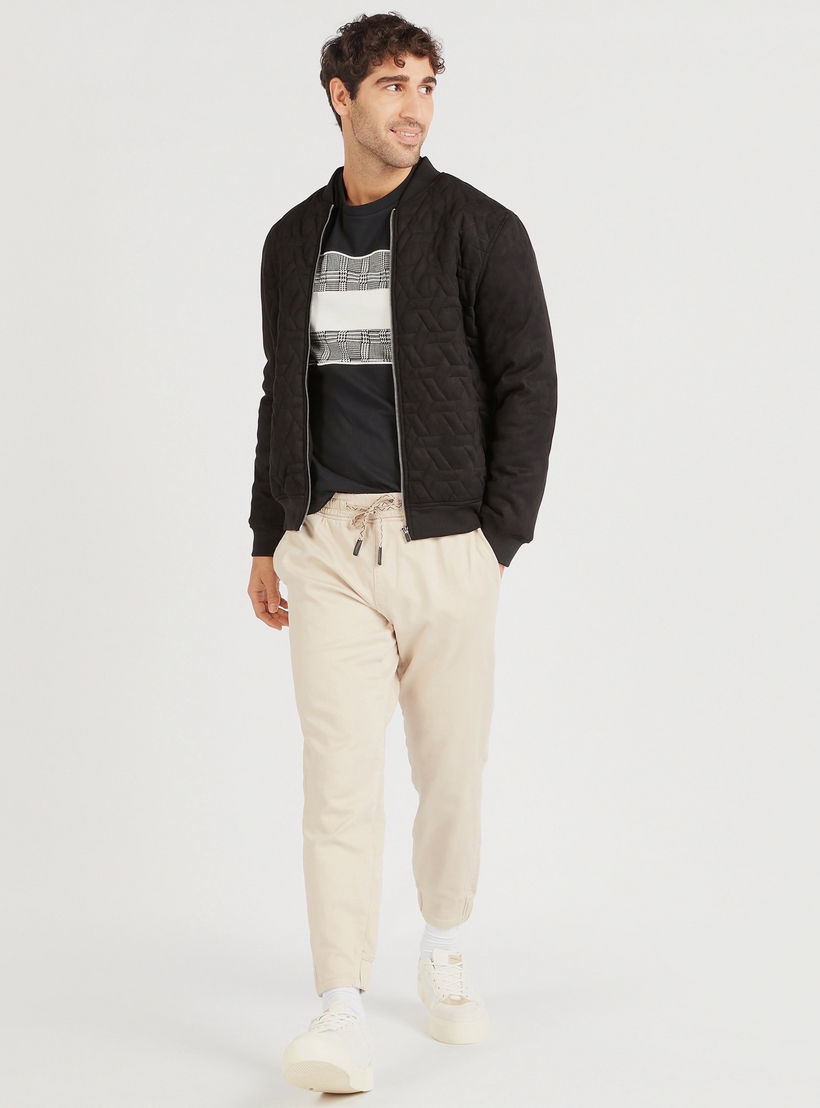 تيشيرت بياقة ضيّقة وأكمام قصيرة وطبعات من آيكونيك-men-clothing-tshirtsandpolos-tshirts-image-3