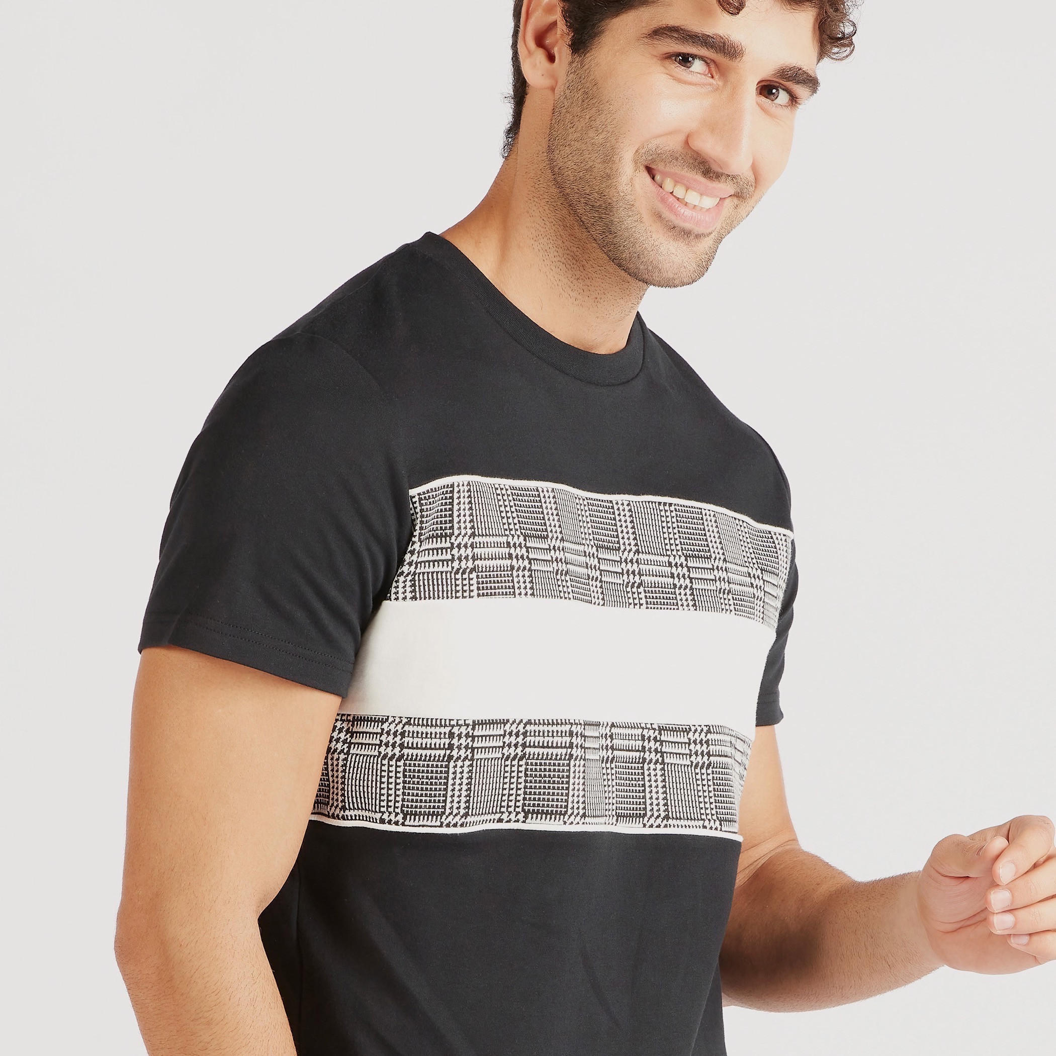تيشيرت بياقة ضيّقة وأكمام قصيرة وطبعات من آيكونيك-men-clothing-tshirtsandpolos-tshirts-image-2