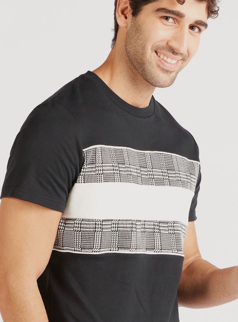 تيشيرت بياقة ضيّقة وأكمام قصيرة وطبعات من آيكونيك-men-clothing-tshirtsandpolos-tshirts-image-2