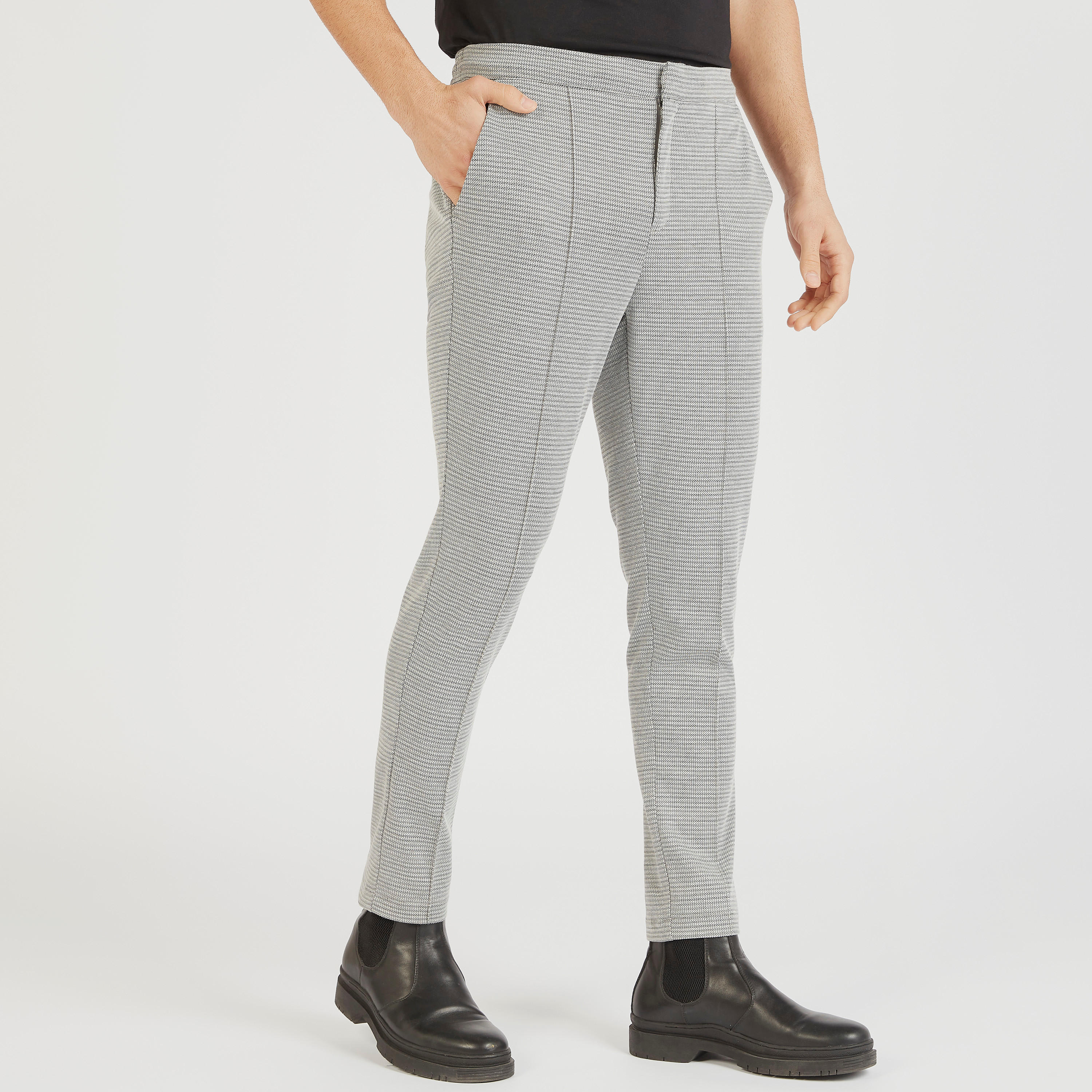 بنطلون كاروهات بخصر مرن وجيوب وأزرار للإغلاق من آيكونك-men-clothing-bottoms-trousersandchinos-trousers-image-1