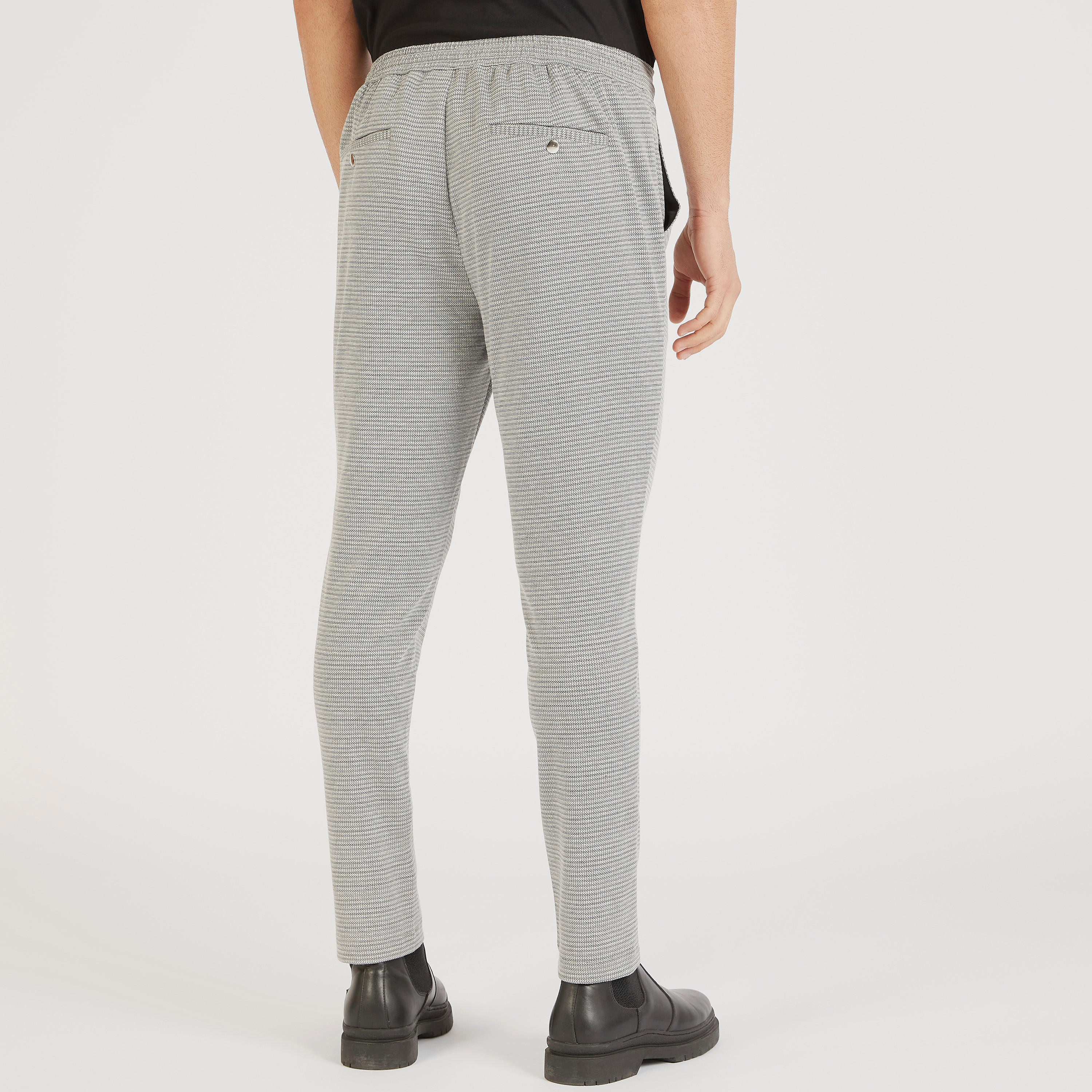 بنطلون كاروهات بخصر مرن وجيوب وأزرار للإغلاق من آيكونك-men-clothing-bottoms-trousersandchinos-trousers-image-4