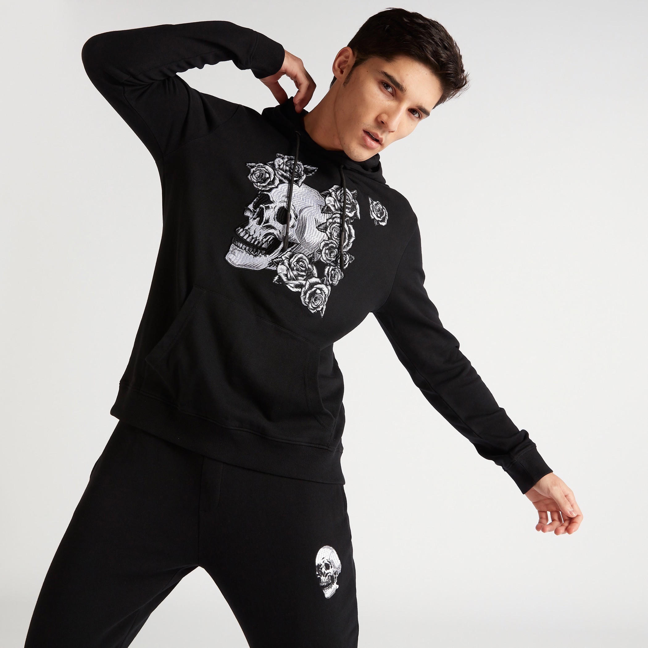 سويت شيرت بقبعة وأكمام طويلة وطبعات جرافيكيّة-men-winterwear-hoodiesandsweatshirts-image-2