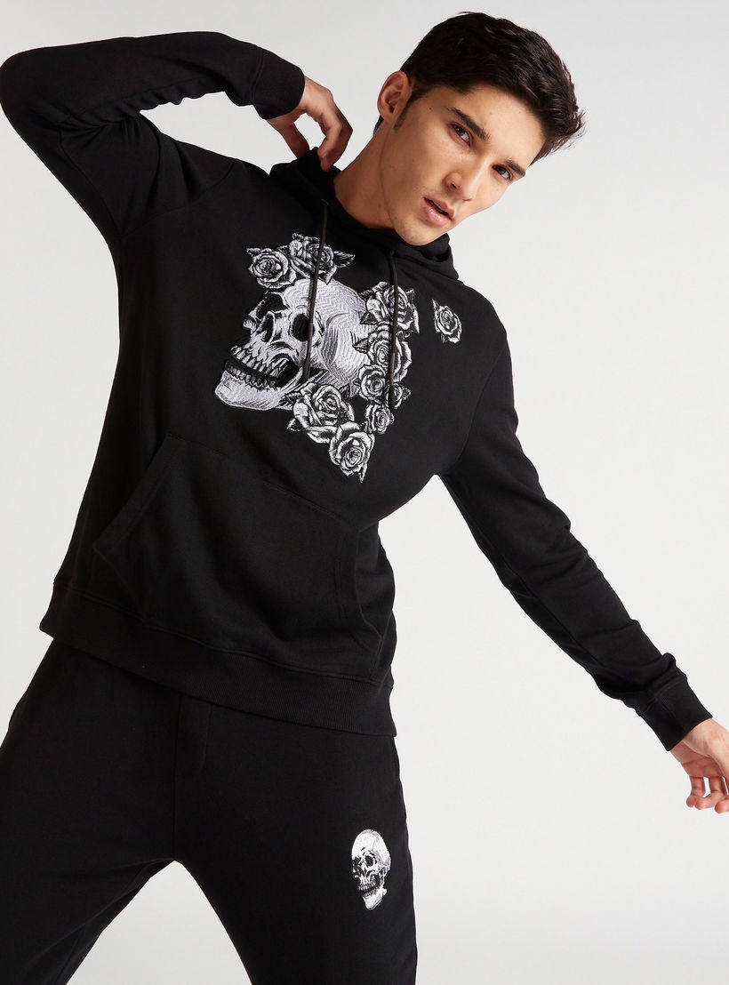 سويت شيرت بقبعة وأكمام طويلة وطبعات جرافيكيّة-men-winterwear-hoodiesandsweatshirts-image-2