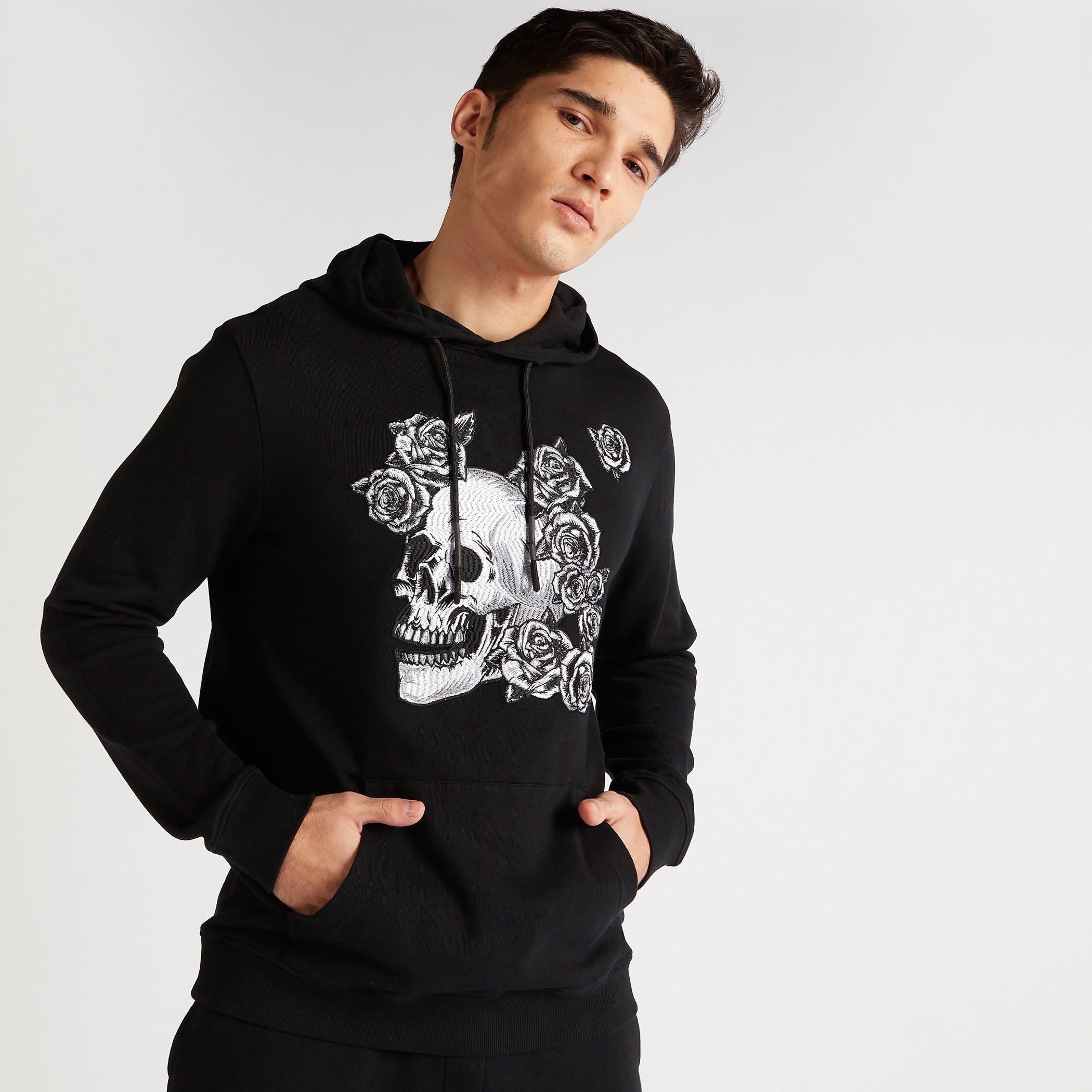 سويت شيرت بقبعة وأكمام طويلة وطبعات جرافيكيّة-men-winterwear-hoodiesandsweatshirts-image-1