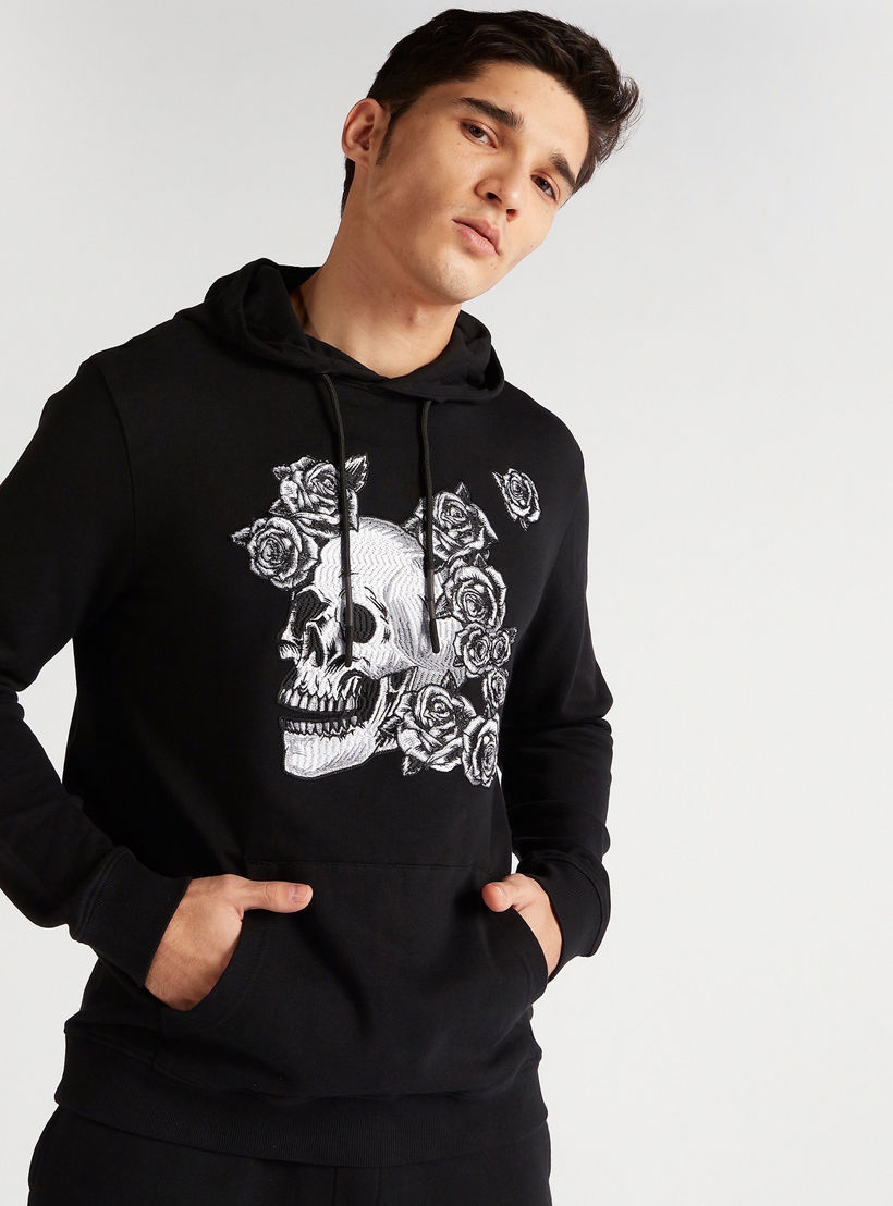 سويت شيرت بقبعة وأكمام طويلة وطبعات جرافيكيّة-men-winterwear-hoodiesandsweatshirts-image-1