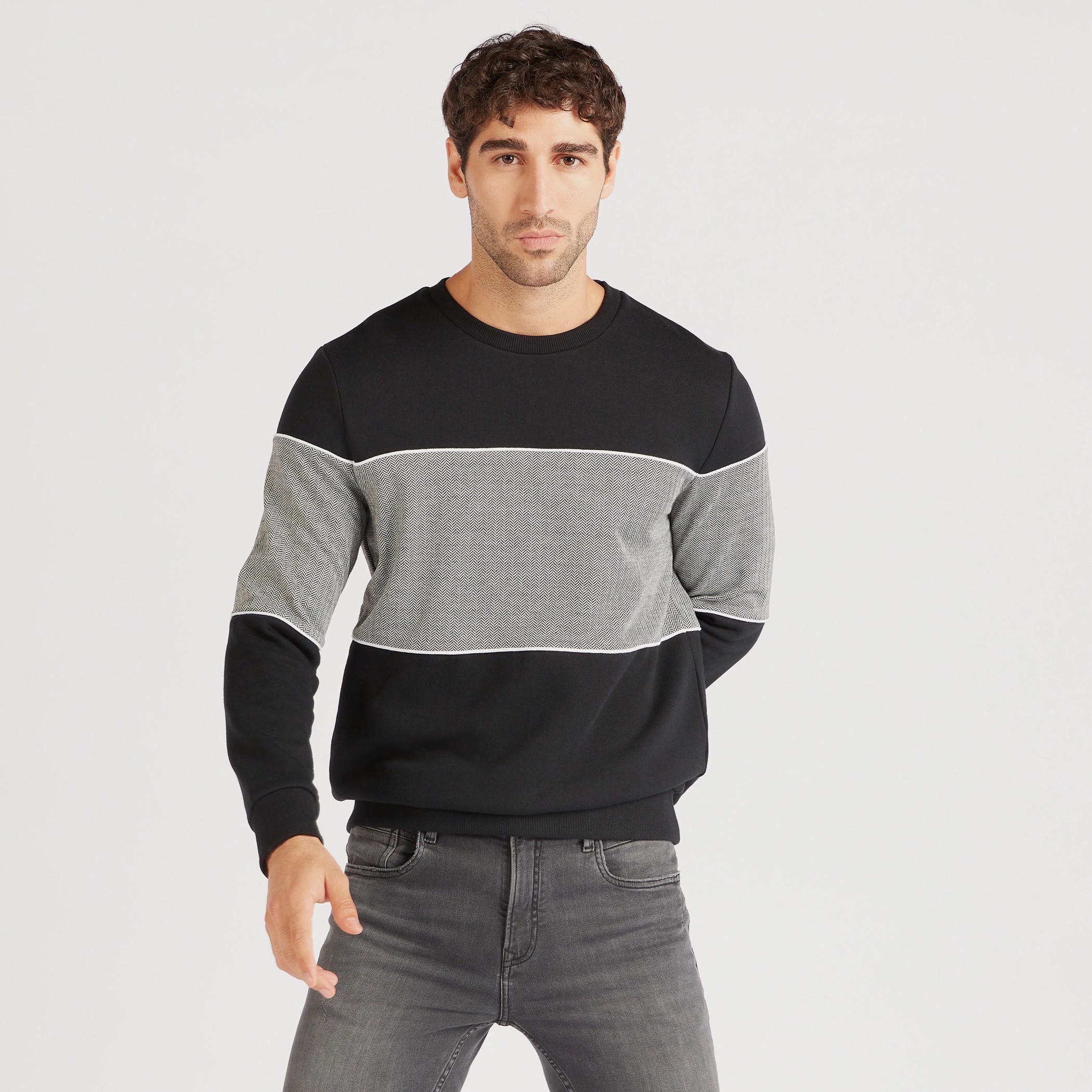 سويت شيرت بياقة ضيقة وأكمام طويلة وطبعات من آيكونيك-men-winterwear-hoodiesandsweatshirts-image-1