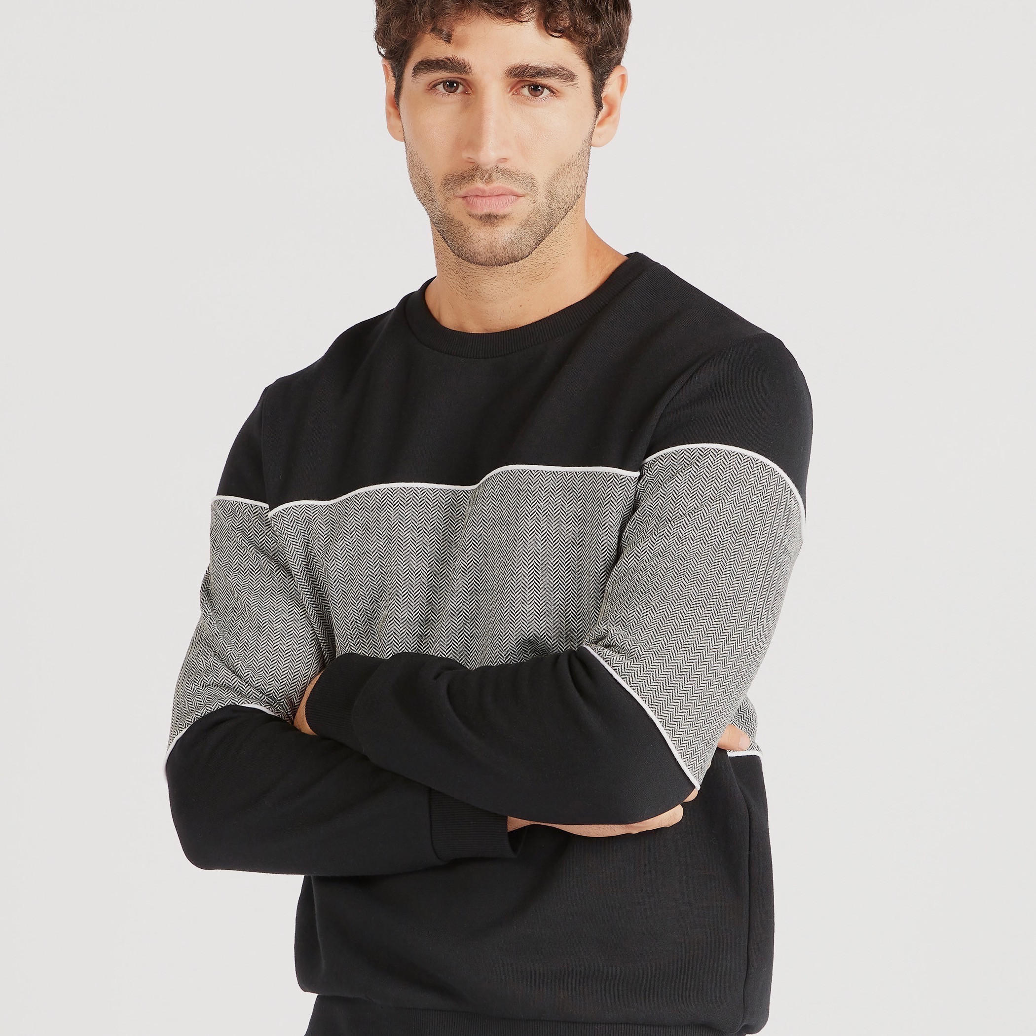 سويت شيرت بياقة ضيقة وأكمام طويلة وطبعات من آيكونيك-men-winterwear-hoodiesandsweatshirts-image-3