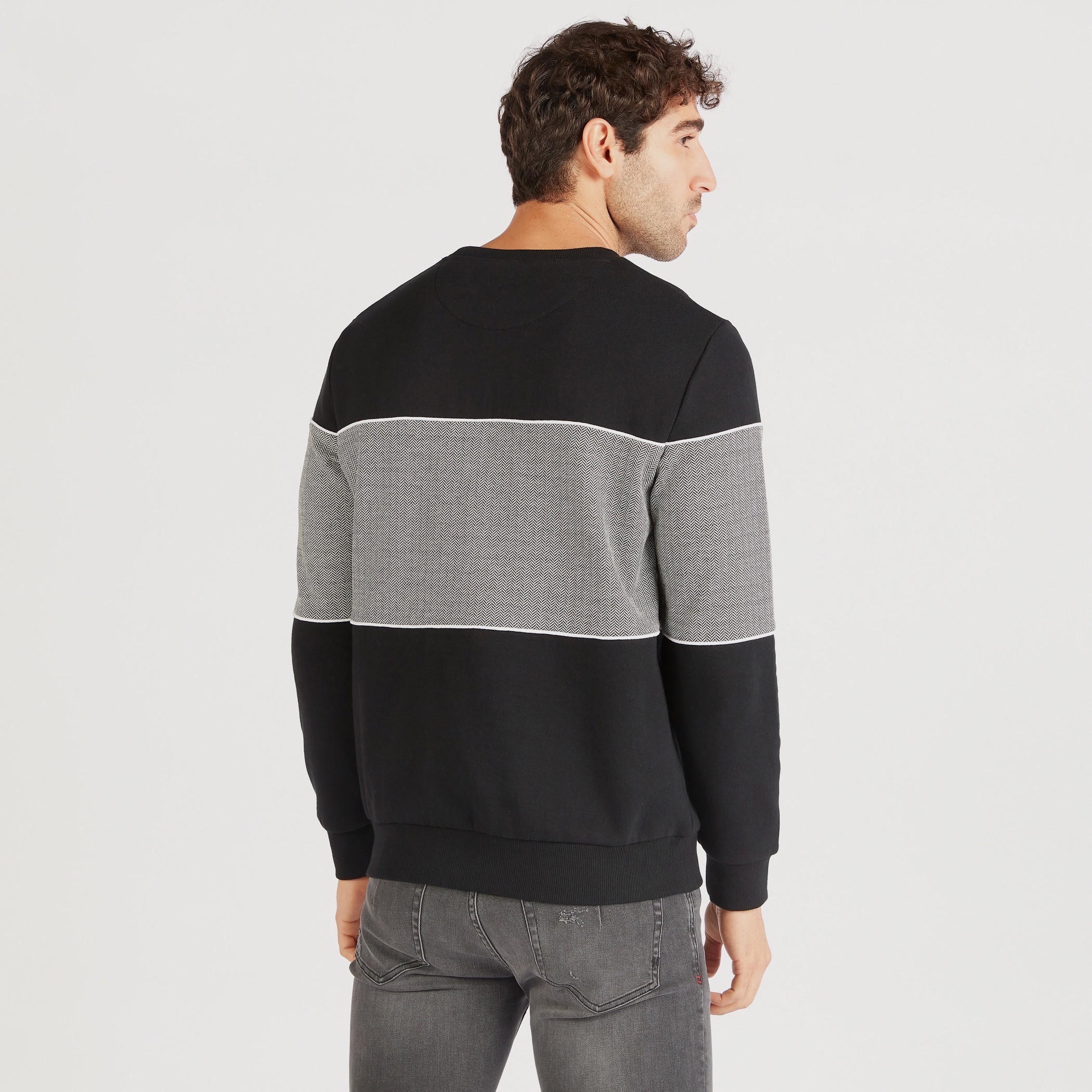 سويت شيرت بياقة ضيقة وأكمام طويلة وطبعات من آيكونيك-men-winterwear-hoodiesandsweatshirts-image-4