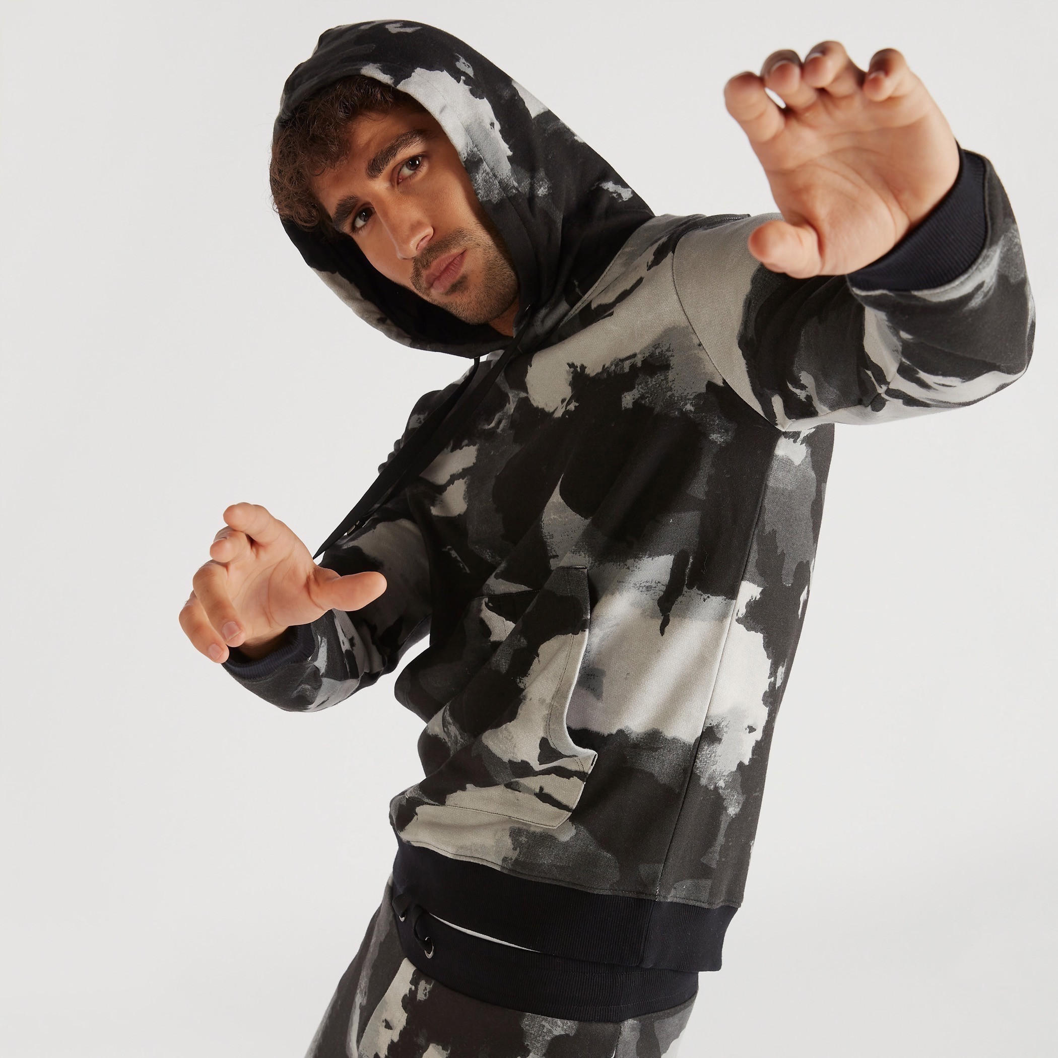 سويت شيرت بطبعات وقبّعة من آيكونيك-men-winterwear-hoodiesandsweatshirts-image-1