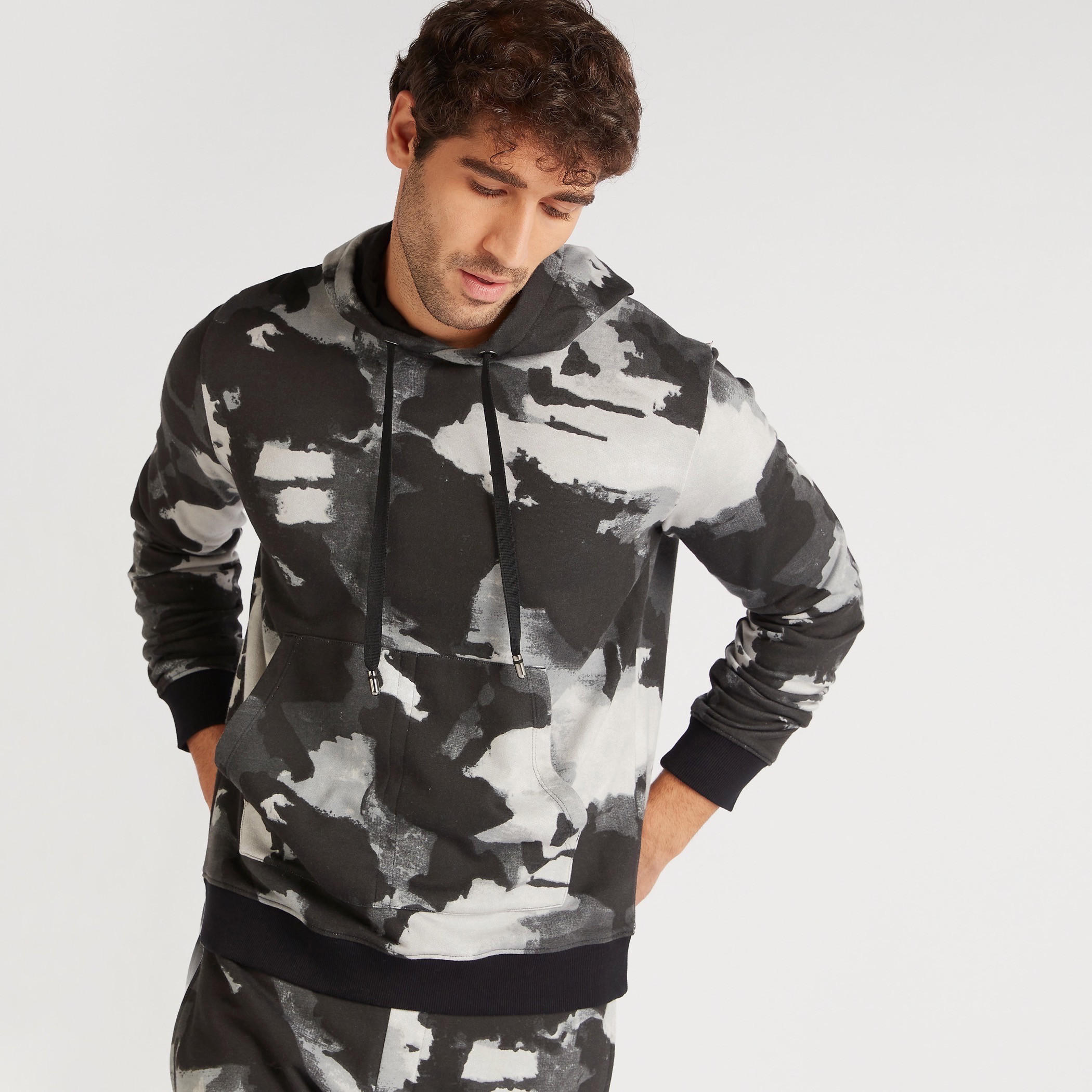 سويت شيرت بطبعات وقبّعة من آيكونيك-men-winterwear-hoodiesandsweatshirts-image-2
