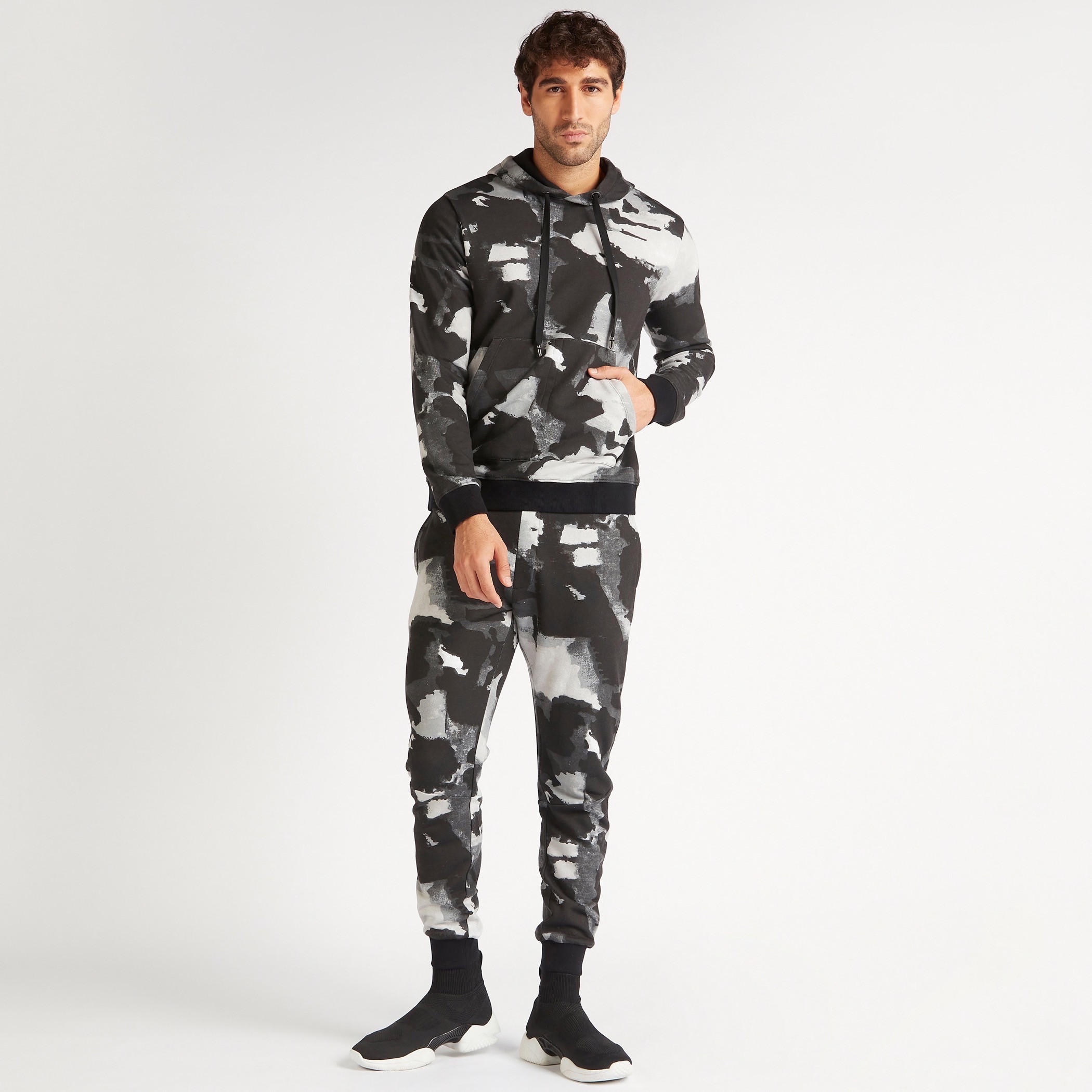 سويت شيرت بطبعات وقبّعة من آيكونيك-men-winterwear-hoodiesandsweatshirts-image-3