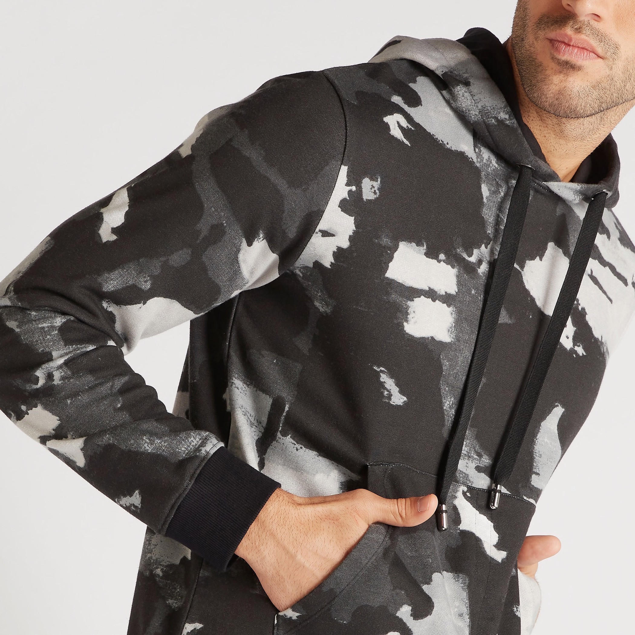 سويت شيرت بطبعات وقبّعة من آيكونيك-men-winterwear-hoodiesandsweatshirts-image-4