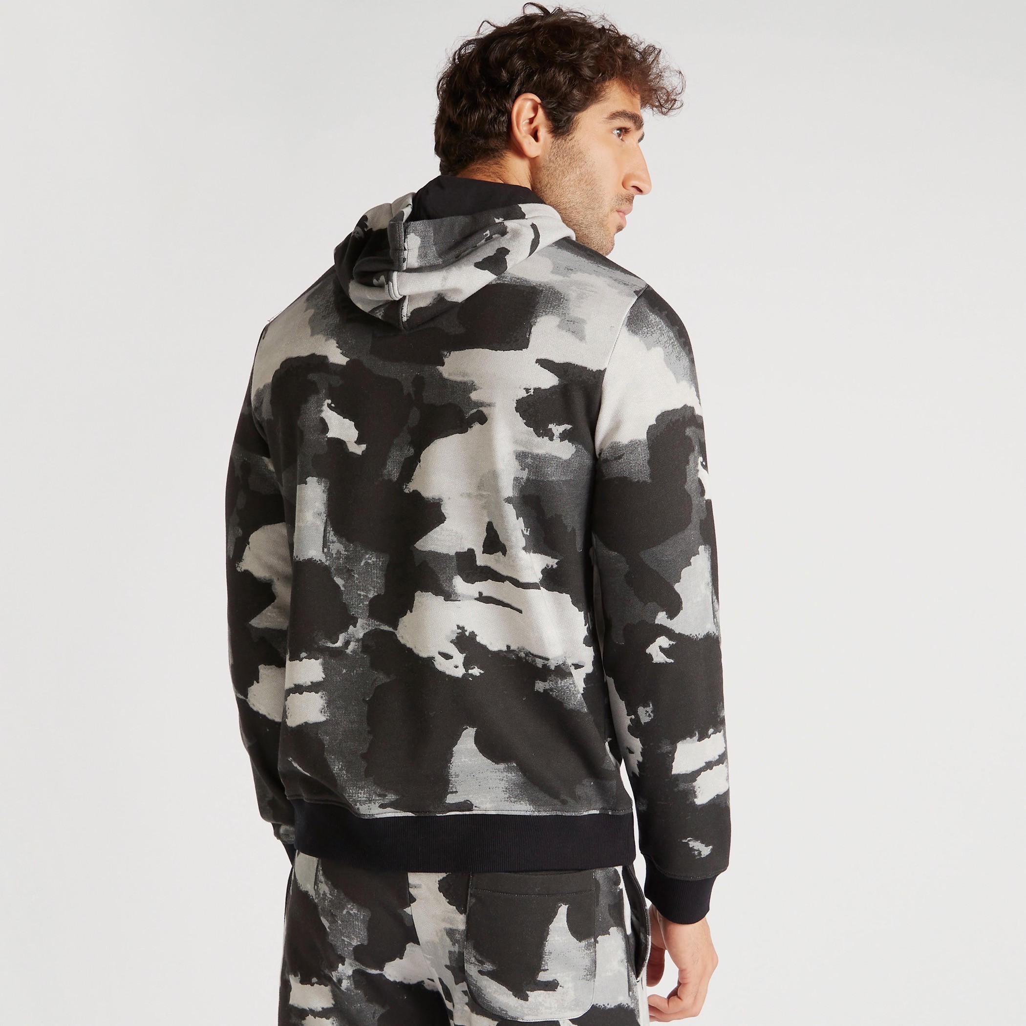 سويت شيرت بطبعات وقبّعة من آيكونيك-men-winterwear-hoodiesandsweatshirts-image-5