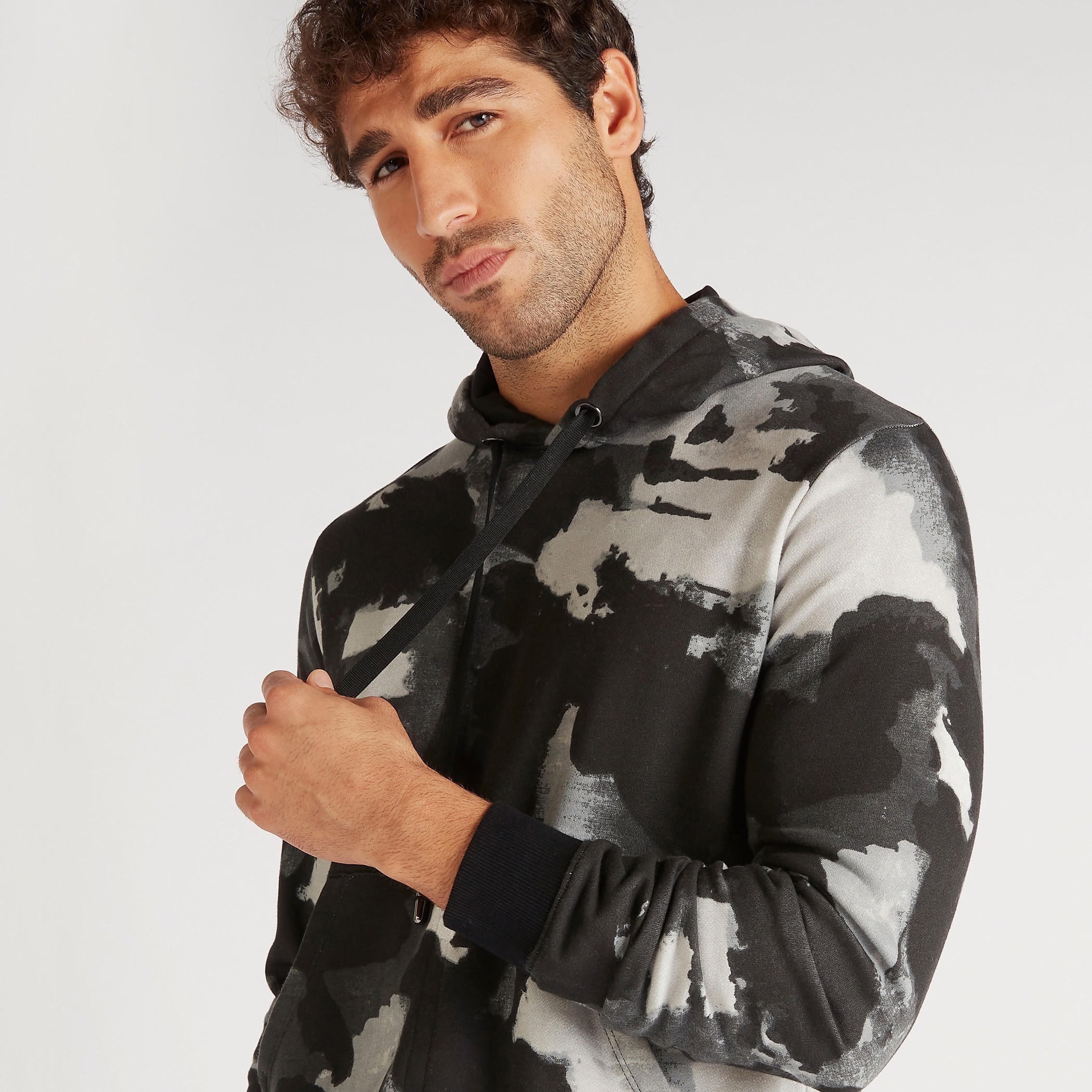 سويت شيرت بطبعات وقبّعة من آيكونيك-men-winterwear-hoodiesandsweatshirts-image-6