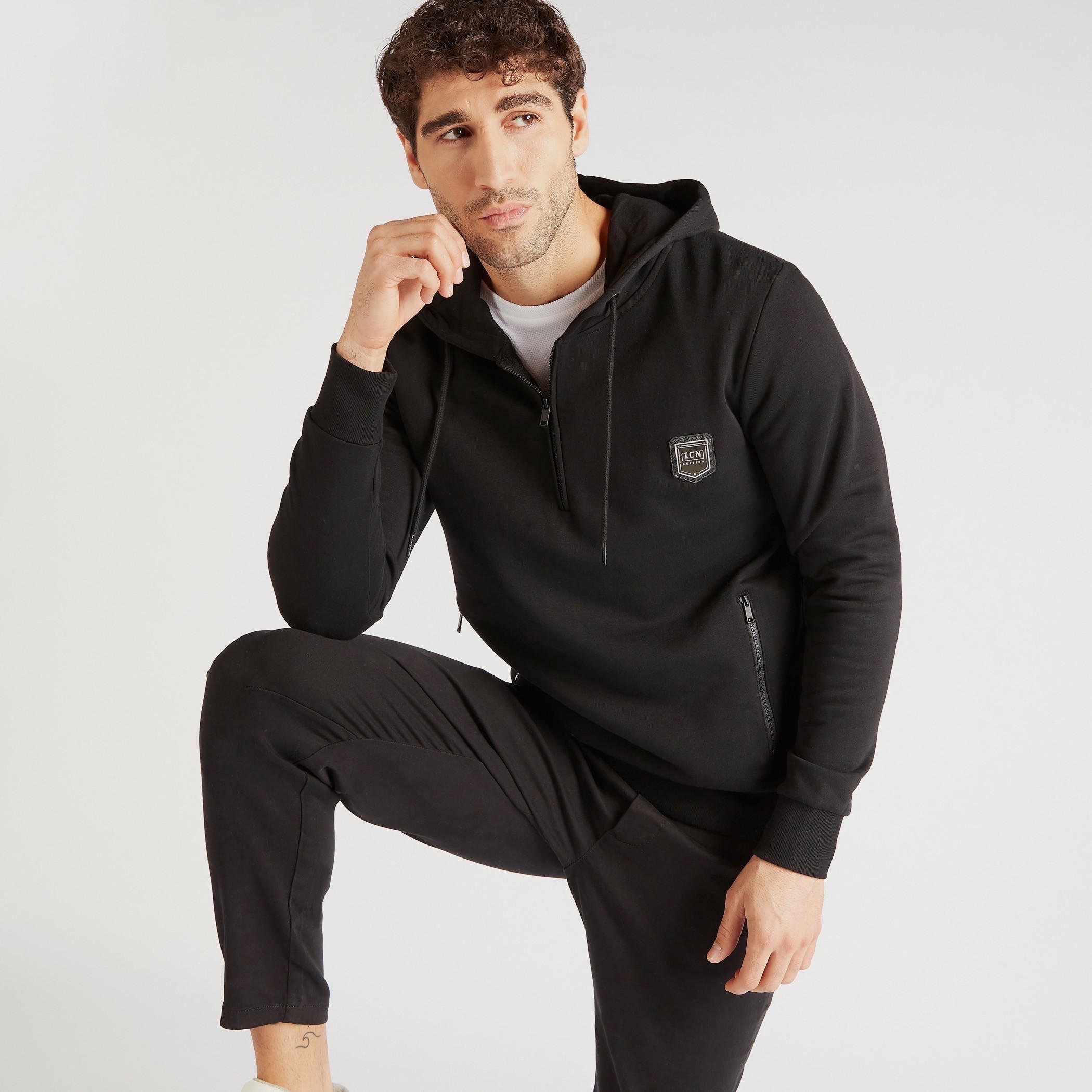 سويت شيرت سادة بقبعة وجيوب كنغر-men-winterwear-hoodiesandsweatshirts-image-4