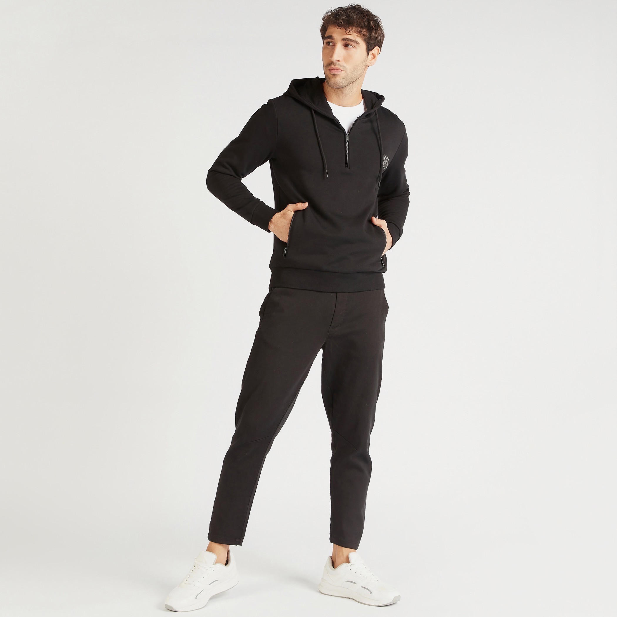 سويت شيرت سادة بقبعة وجيوب كنغر-men-winterwear-hoodiesandsweatshirts-image-3
