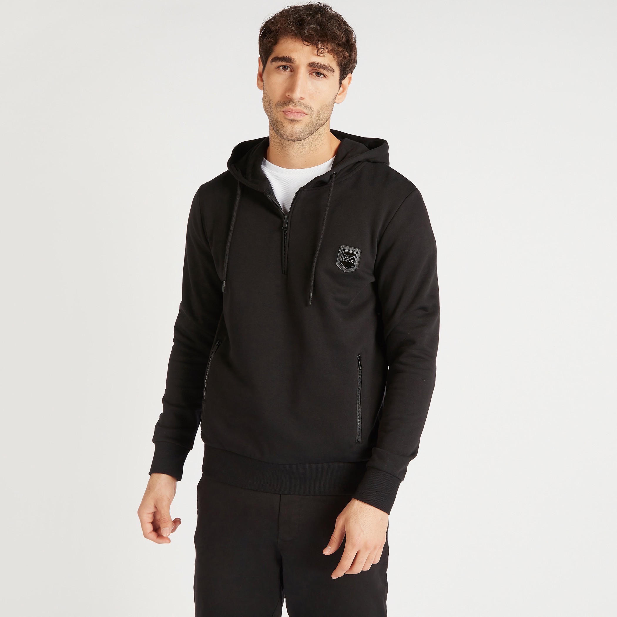 سويت شيرت سادة بقبعة وجيوب كنغر-men-winterwear-hoodiesandsweatshirts-image-2