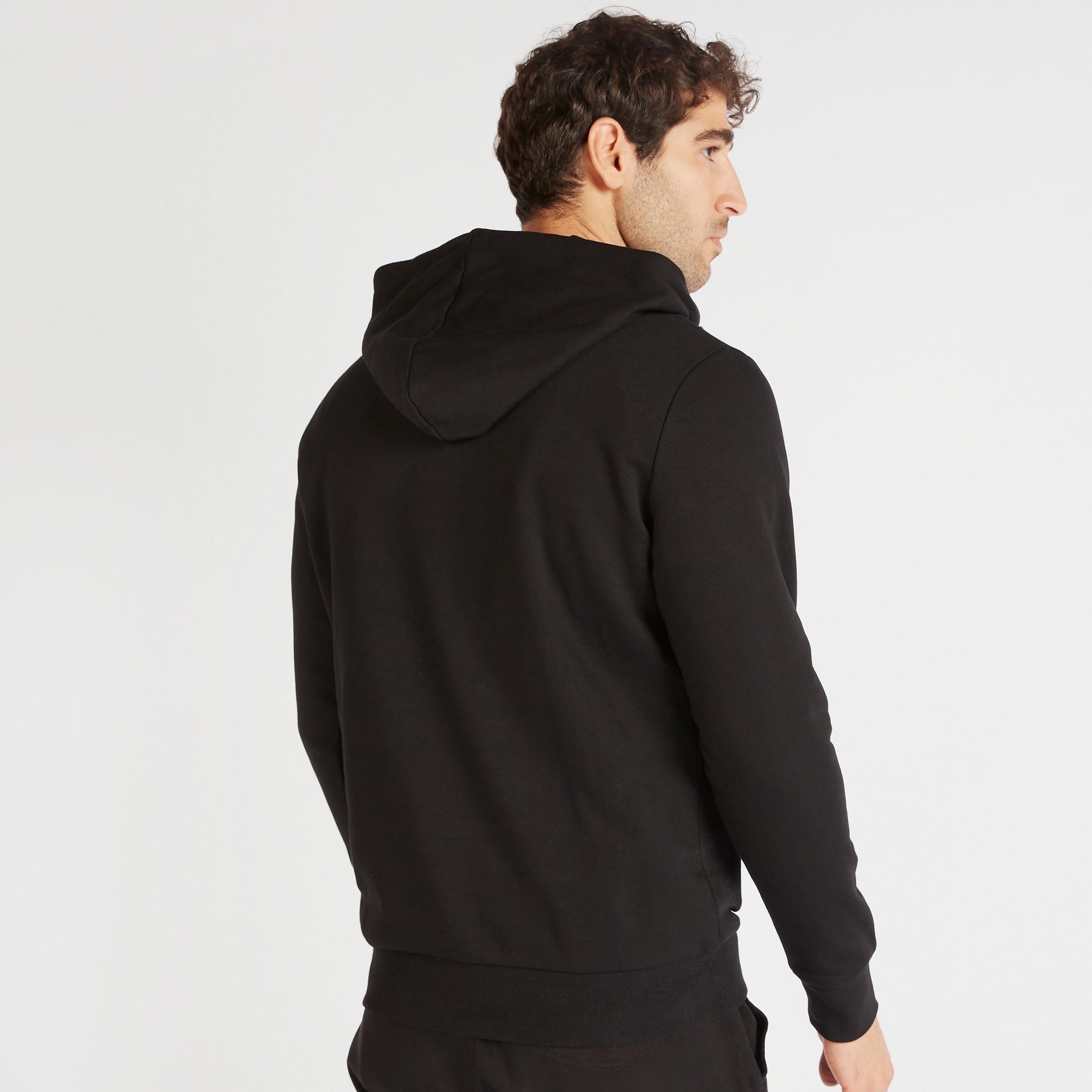سويت شيرت سادة بقبعة وجيوب كنغر-men-winterwear-hoodiesandsweatshirts-image-1