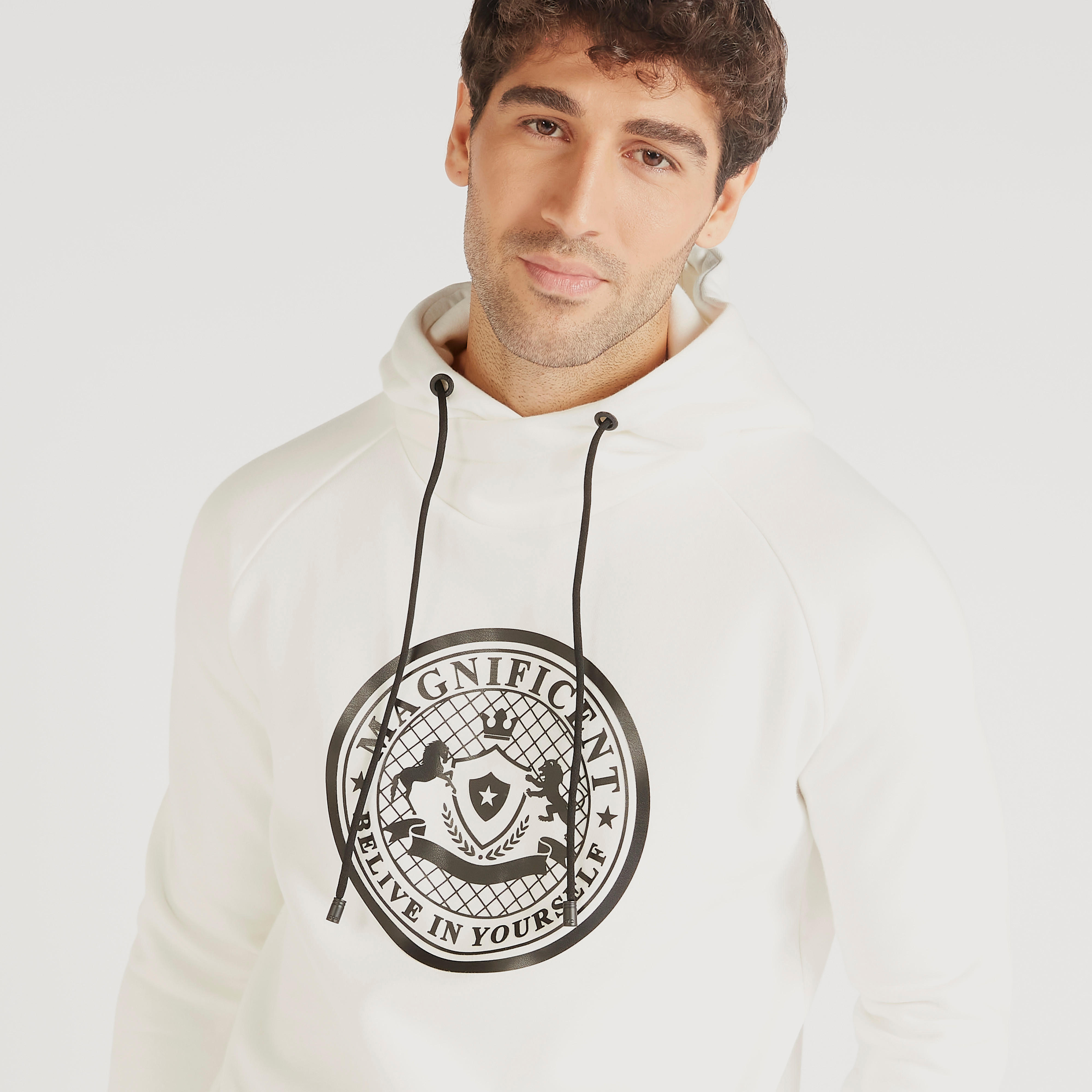 سويت شيرت بقبّعة وأكمام طويلة وطبعات-men-winterwear-hoodiesandsweatshirts-image-1