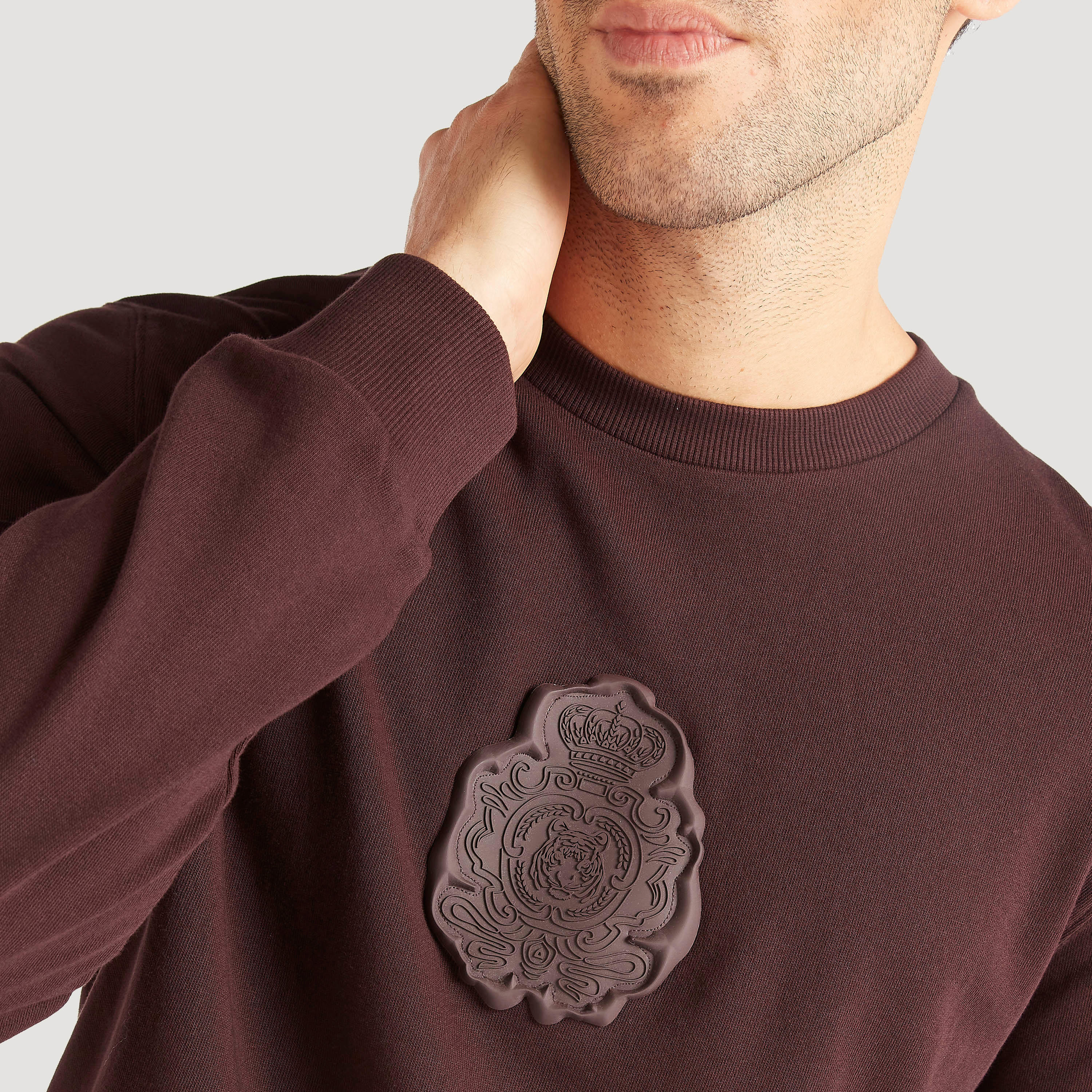 سويت شيرت بأكمام طويلة وياقة ضيّقة وتفاصيل مزخرفة من آيكونيك-men-winterwear-hoodiesandsweatshirts-image-3