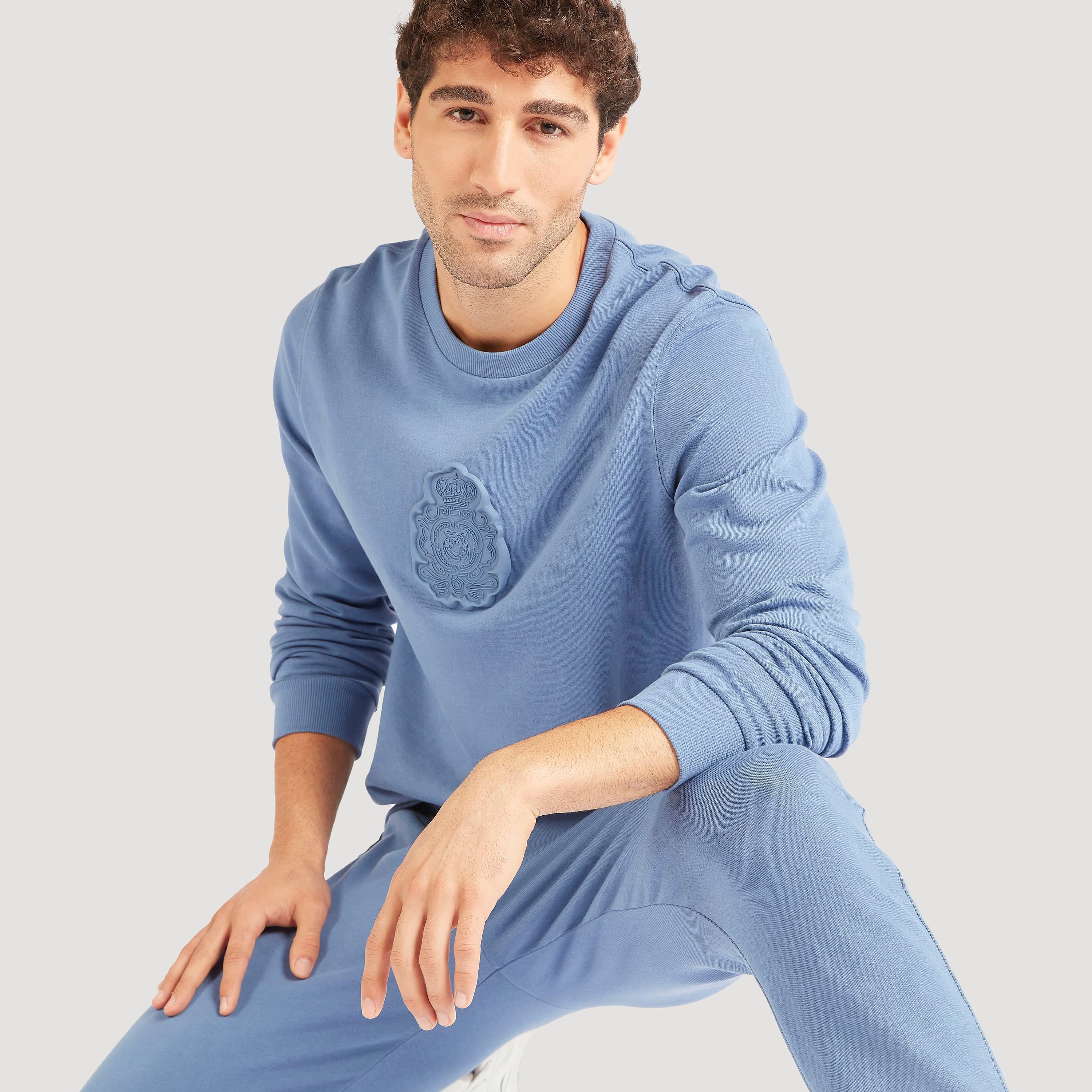 سويت شيرت بأكمام طويلة وياقة ضيّقة وتفاصيل مزخرفة من آيكونيك-men-winterwear-hoodiesandsweatshirts-image-13