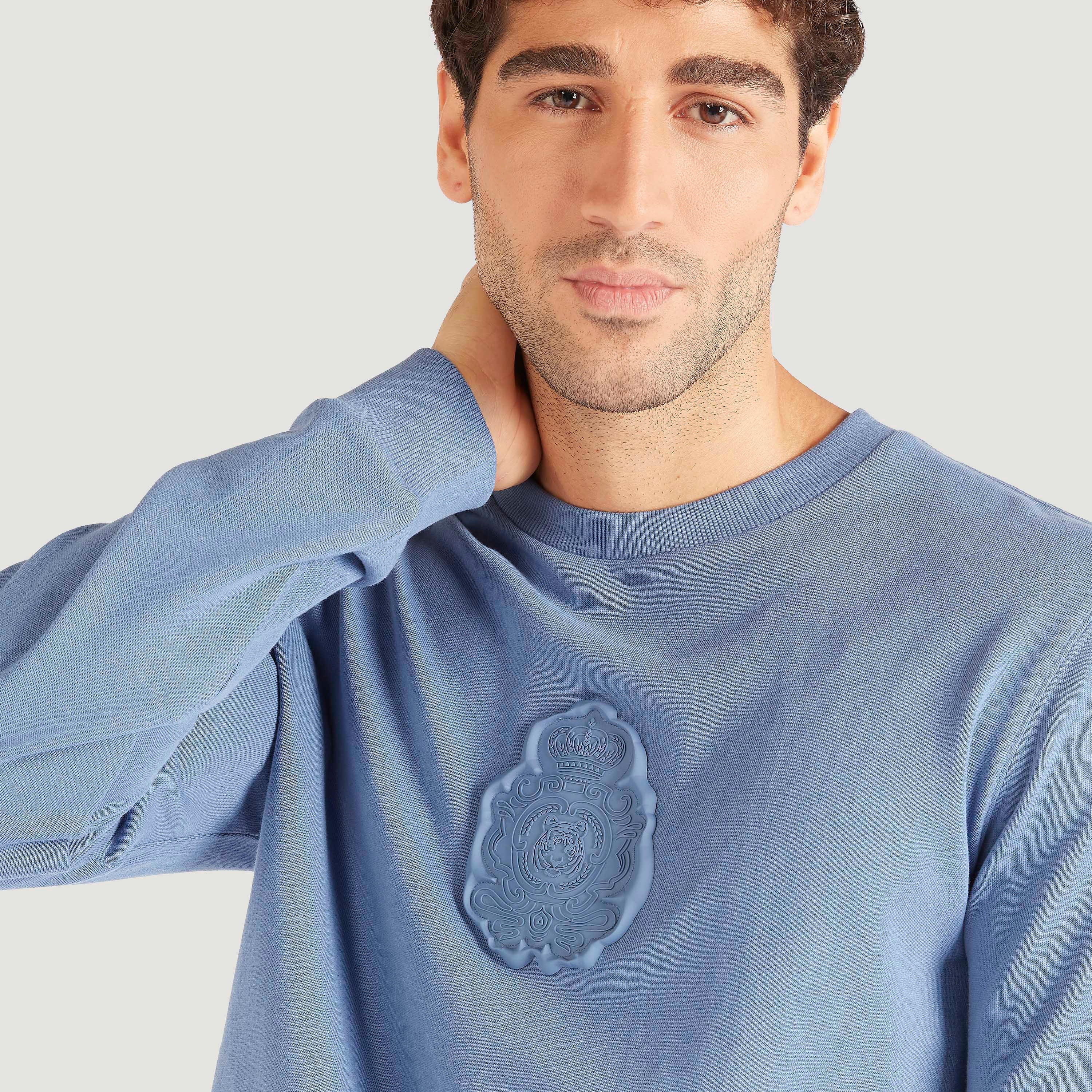 سويت شيرت بأكمام طويلة وياقة ضيّقة وتفاصيل مزخرفة من آيكونيك-men-winterwear-hoodiesandsweatshirts-image-15